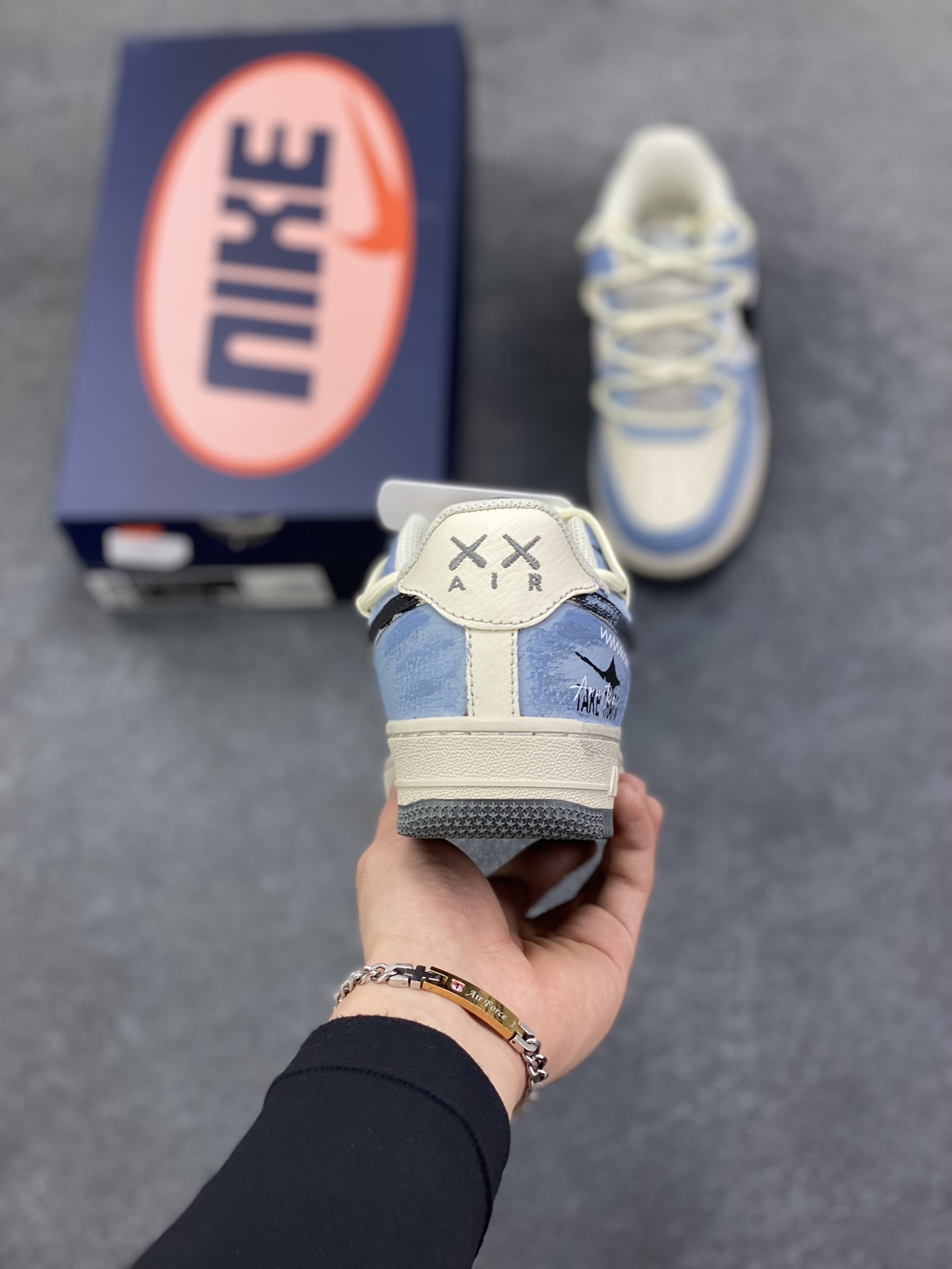 图片[4]-Nike Air Force 1\’07 Low \”The Age of Cracks\” 手绘涂鸦 裂痕纪元 空军一号低帮休闲运动板鞋  #浅蓝与米白的撞色基底，恰似未被定义的艺术画布，而遍布鞋身的裂纹设计，如时空裂隙般打破常规，在复古质感中注入先锋叛逆。黑色Swoosh与手写风格的“SO FAR”“XX”符号肆意涂鸦，将街头艺术的随性与潮流设计的精致糅合，每一道裂痕都是对传统鞋履美学的突破，每一处涂鸦都是自我表达的宣言 货号：KS6896-555  尺码：36 36.5 37.5 38 38.5 39 40 40.5 41 42 42.5 43 44 44.5 45-选品中心