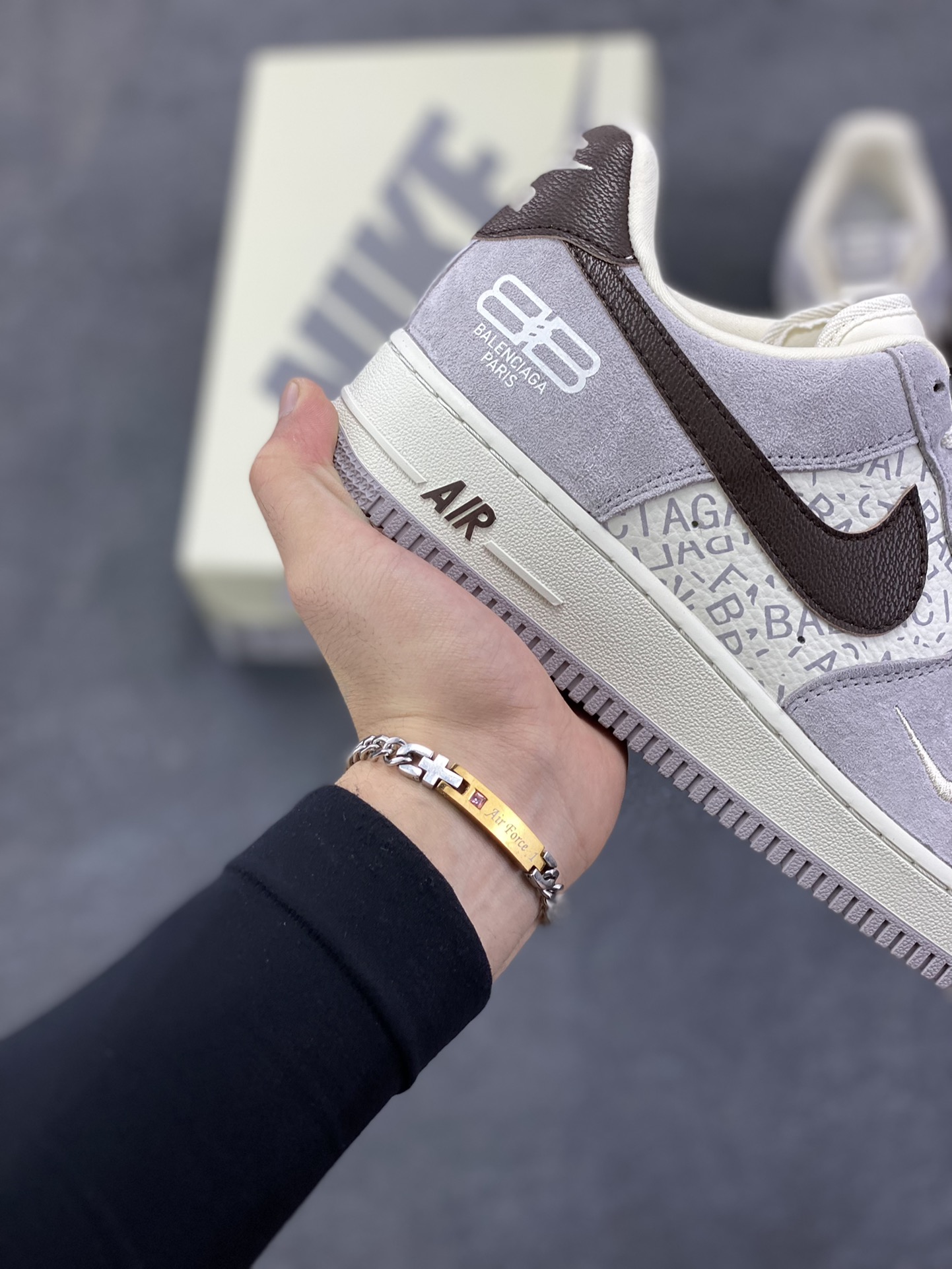 图片[6]-NIke Air Force 1 \’07 Low 巴黎世家联名–白棕 空军一号低帮 运动鞋 休闲鞋 高级夜光效果 折边针车 工艺难度大 原楦头原纸板 高端定制鞋盒 原厂鞋底 超高清洁度 细节完美 货号：YF9511-806 尺码：36 36.5 37.5 38 38.5 39 40 40.5 41 42 42.5 43 44 44.5 45-选品中心