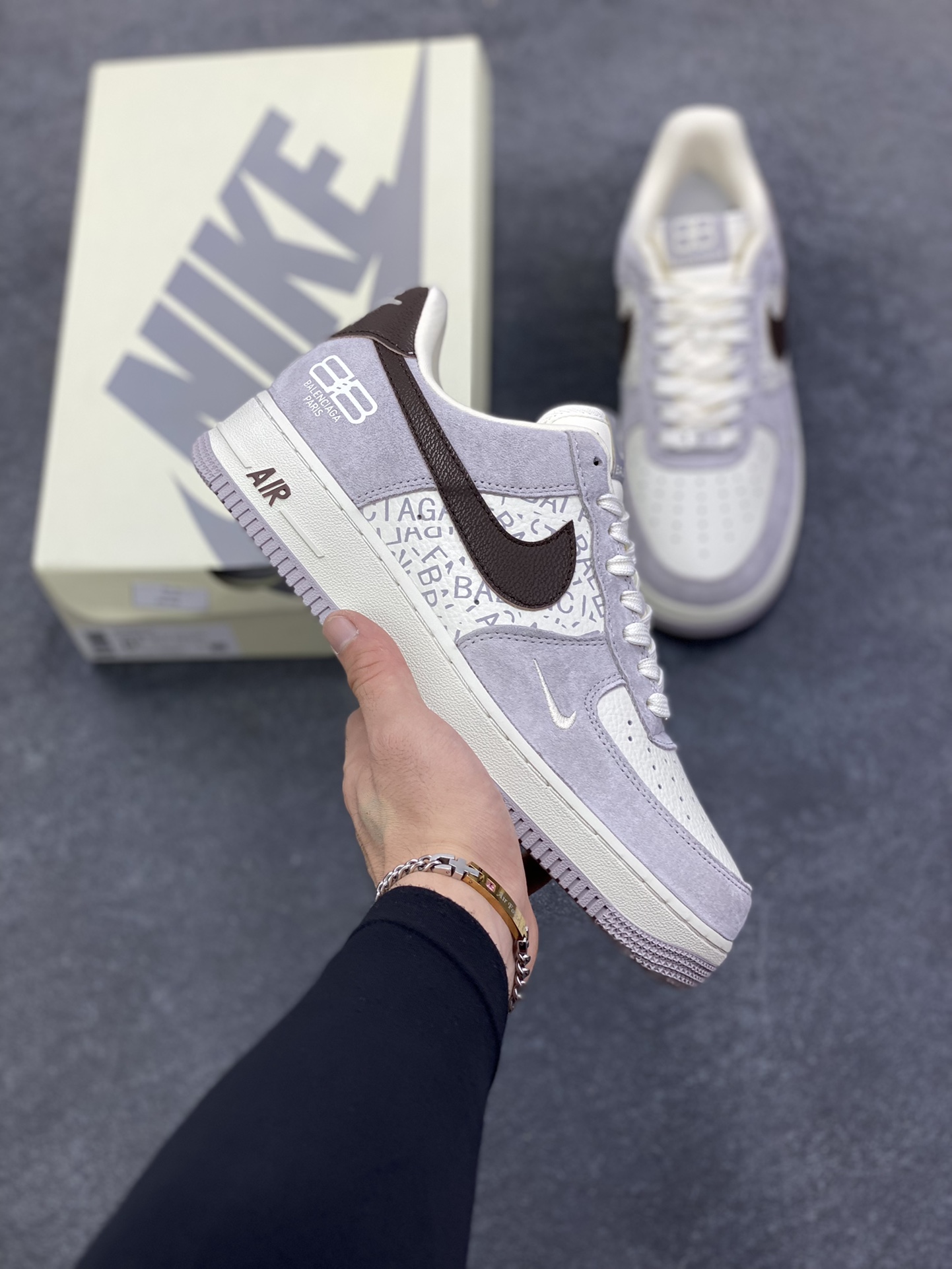 NIke Air Force 1 \'07 Low 巴黎世家联名--白棕 空军一号低帮 运动鞋 休闲鞋 高级夜光效果 折边针车 工艺难度大 原楦头原纸板 高端定制鞋盒 原厂鞋底 超高清洁度 细节完美 货号：YF9511-806 尺码：36 36.5 37.5 38 38.5 39 40 40.5 41 42 42.5 43 44 44.5 45-选品中心