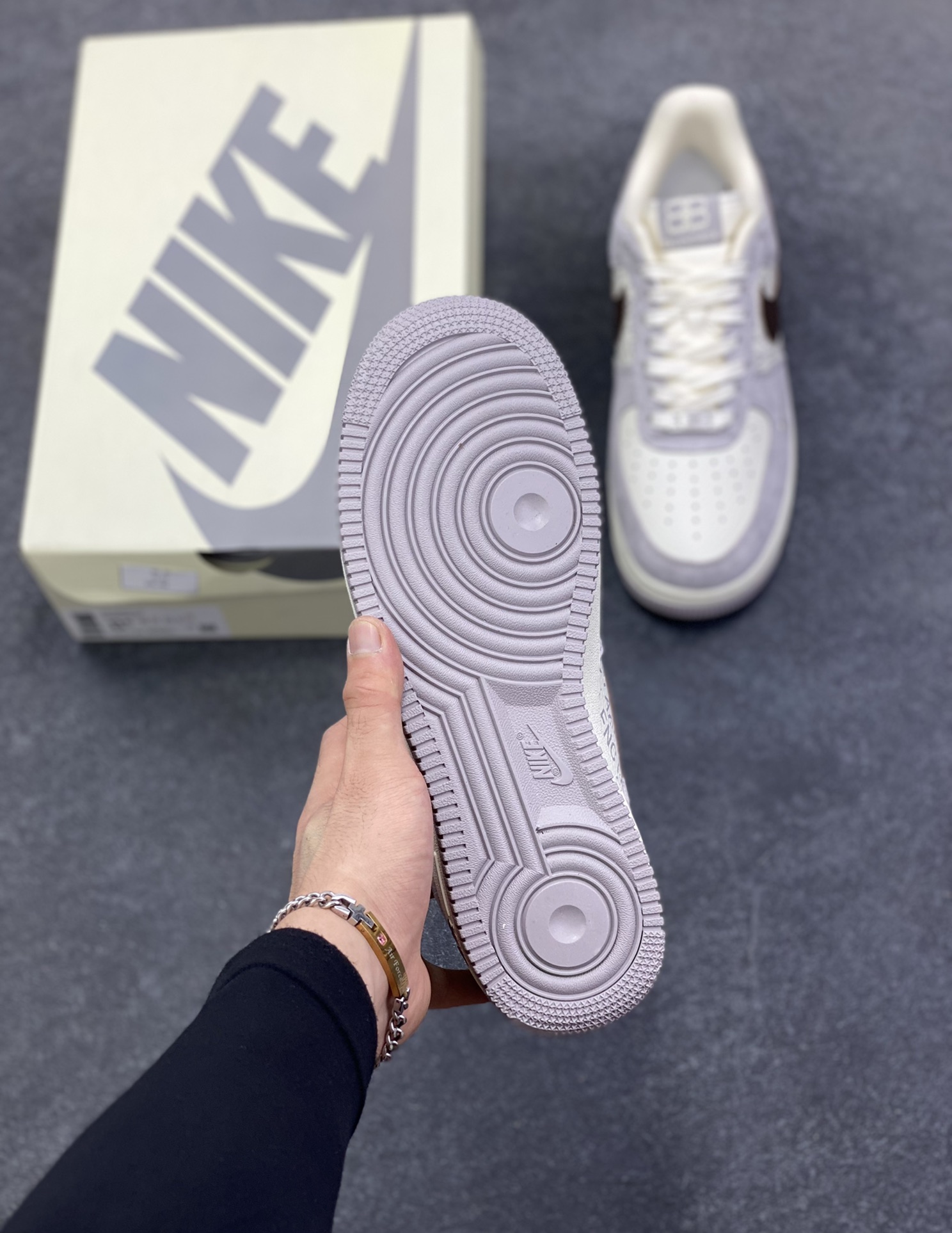 图片[5]-NIke Air Force 1 \’07 Low 巴黎世家联名–白棕 空军一号低帮 运动鞋 休闲鞋 高级夜光效果 折边针车 工艺难度大 原楦头原纸板 高端定制鞋盒 原厂鞋底 超高清洁度 细节完美 货号：YF9511-806 尺码：36 36.5 37.5 38 38.5 39 40 40.5 41 42 42.5 43 44 44.5 45-选品中心