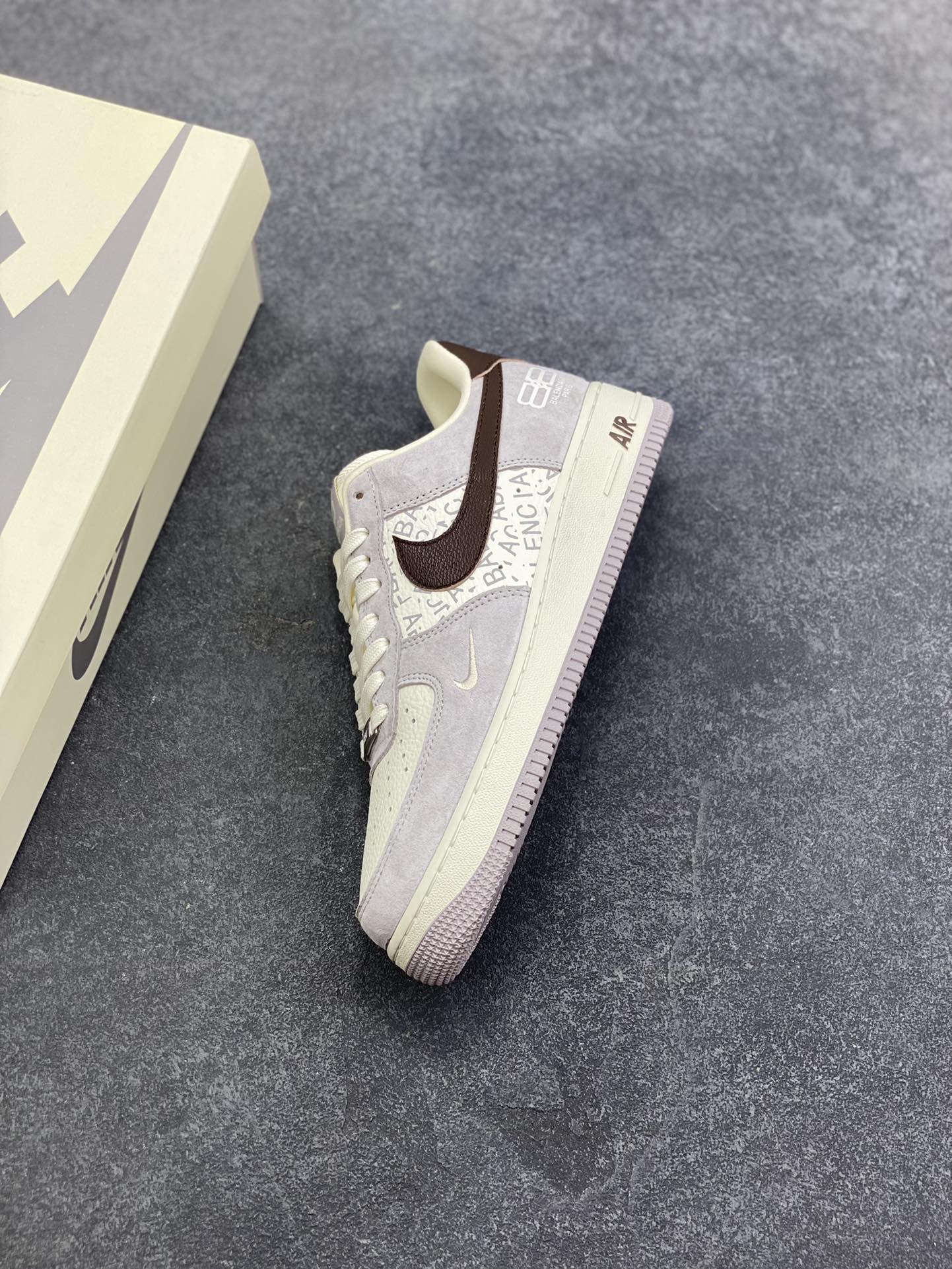 图片[7]-NIke Air Force 1 \’07 Low 巴黎世家联名–白棕 空军一号低帮 运动鞋 休闲鞋 高级夜光效果 折边针车 工艺难度大 原楦头原纸板 高端定制鞋盒 原厂鞋底 超高清洁度 细节完美 货号：YF9511-806 尺码：36 36.5 37.5 38 38.5 39 40 40.5 41 42 42.5 43 44 44.5 45-选品中心
