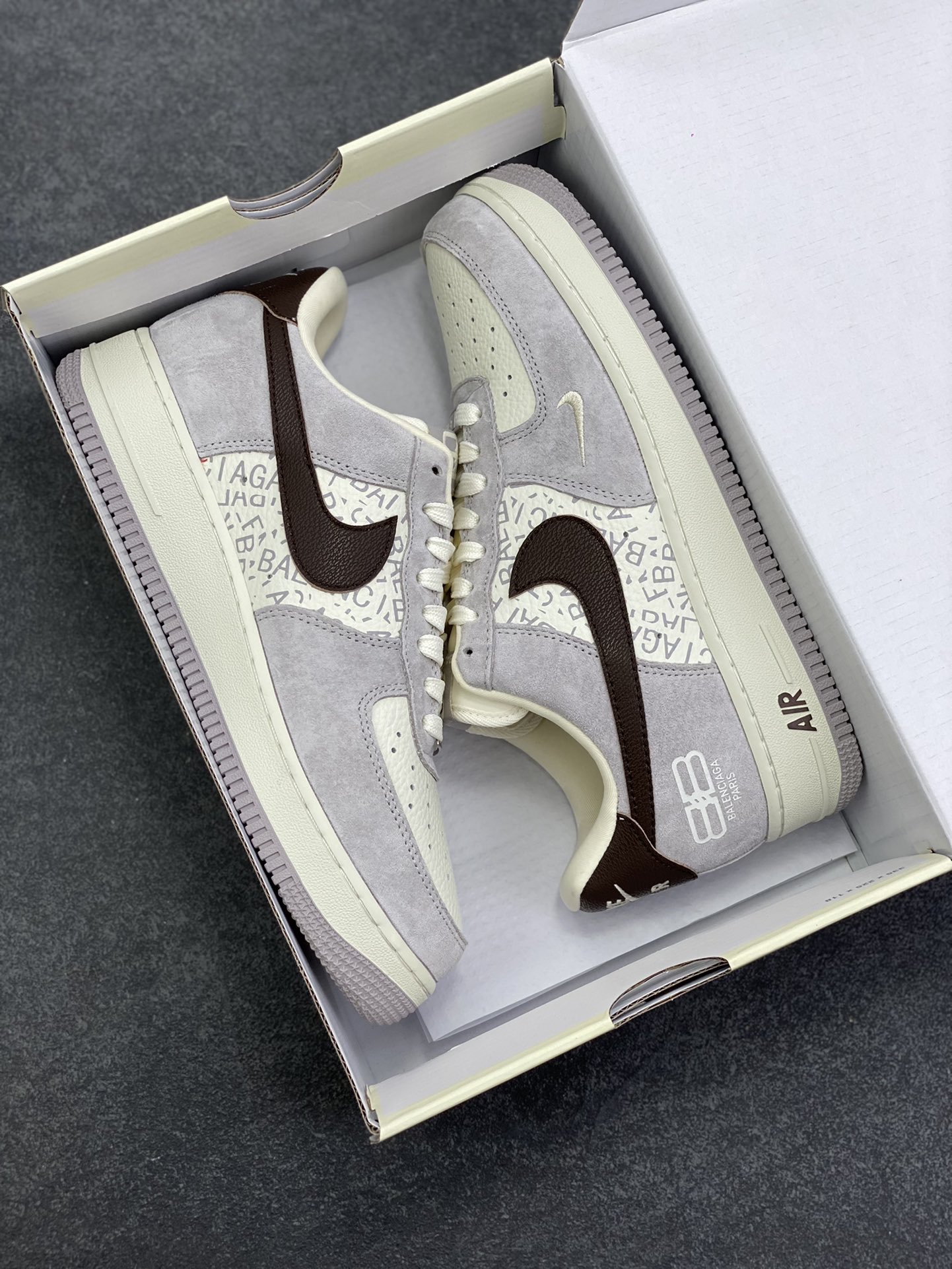 图片[9]-NIke Air Force 1 \’07 Low 巴黎世家联名–白棕 空军一号低帮 运动鞋 休闲鞋 高级夜光效果 折边针车 工艺难度大 原楦头原纸板 高端定制鞋盒 原厂鞋底 超高清洁度 细节完美 货号：YF9511-806 尺码：36 36.5 37.5 38 38.5 39 40 40.5 41 42 42.5 43 44 44.5 45-选品中心