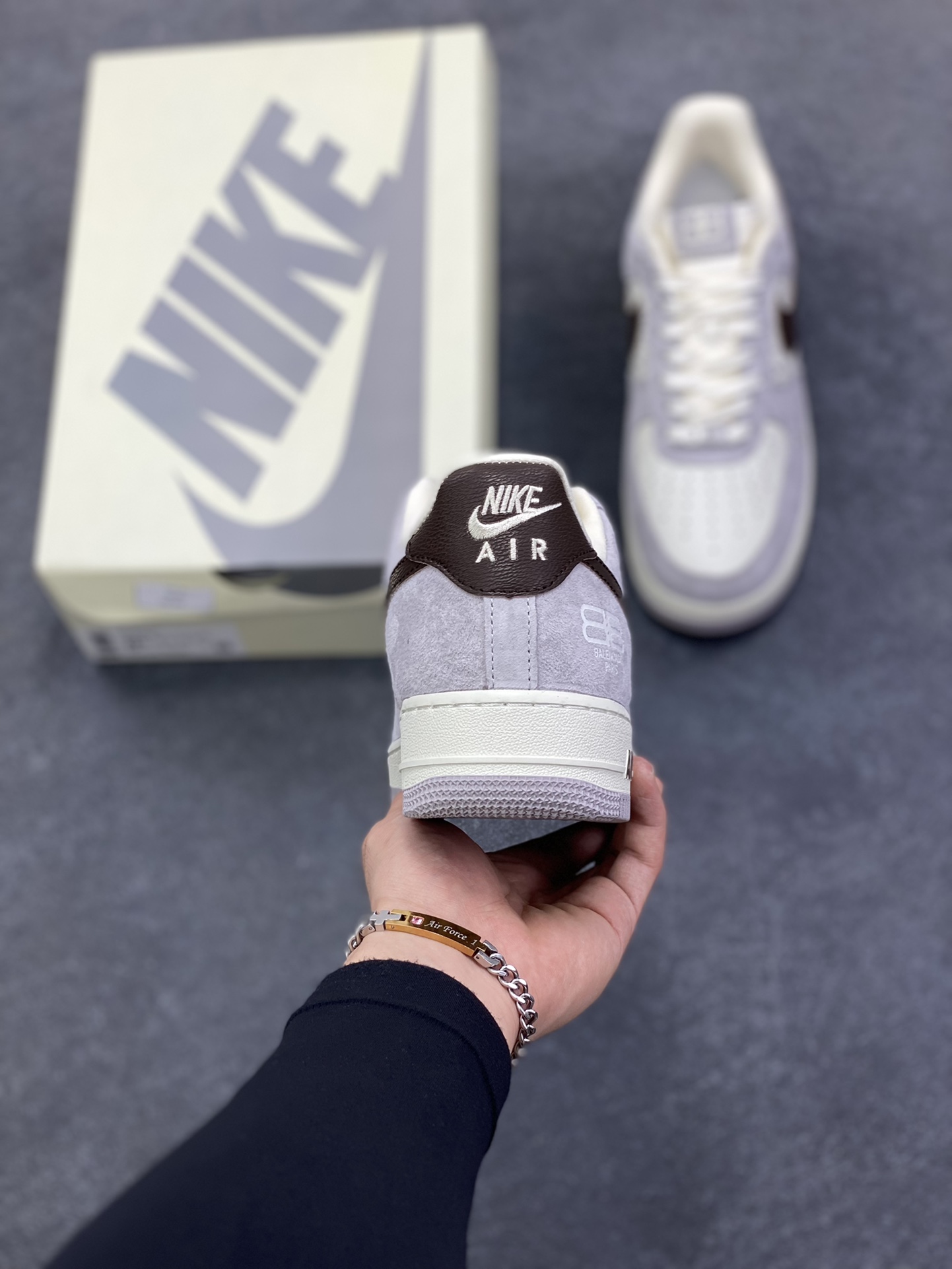 图片[4]-NIke Air Force 1 \’07 Low 巴黎世家联名–白棕 空军一号低帮 运动鞋 休闲鞋 高级夜光效果 折边针车 工艺难度大 原楦头原纸板 高端定制鞋盒 原厂鞋底 超高清洁度 细节完美 货号：YF9511-806 尺码：36 36.5 37.5 38 38.5 39 40 40.5 41 42 42.5 43 44 44.5 45-选品中心
