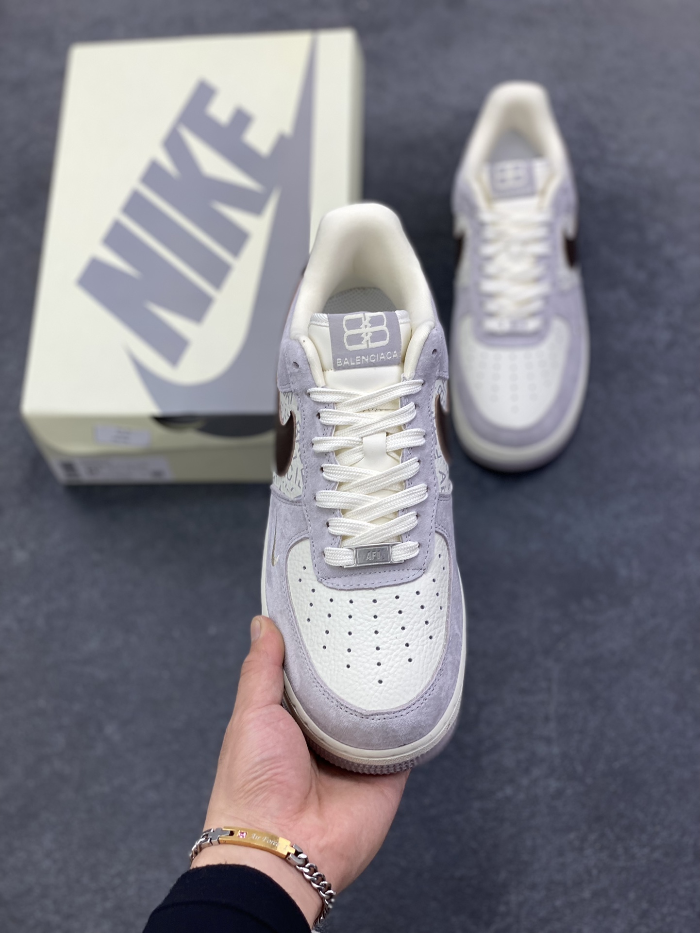 图片[2]-NIke Air Force 1 \’07 Low 巴黎世家联名–白棕 空军一号低帮 运动鞋 休闲鞋 高级夜光效果 折边针车 工艺难度大 原楦头原纸板 高端定制鞋盒 原厂鞋底 超高清洁度 细节完美 货号：YF9511-806 尺码：36 36.5 37.5 38 38.5 39 40 40.5 41 42 42.5 43 44 44.5 45-选品中心