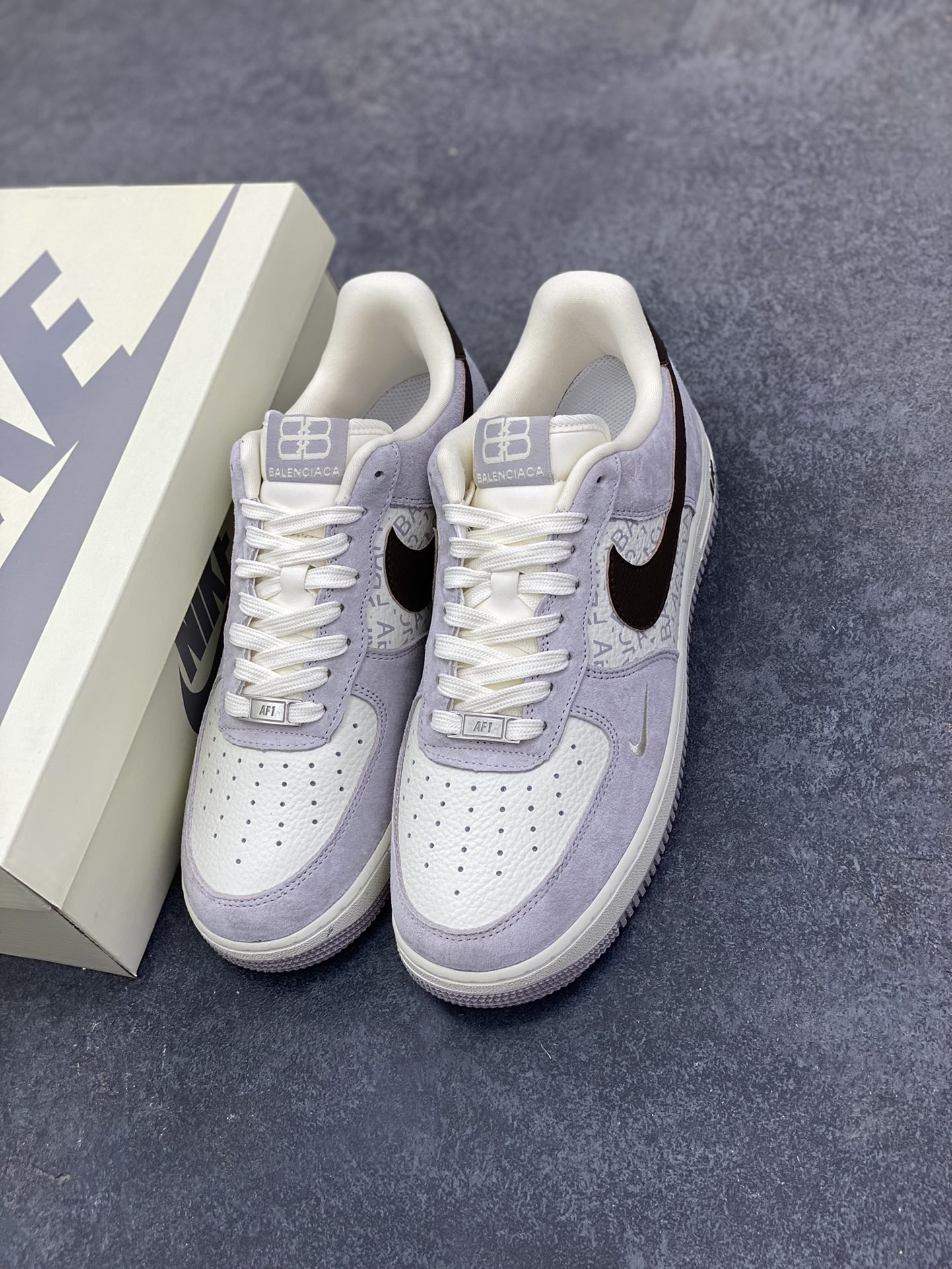 图片[8]-NIke Air Force 1 \’07 Low 巴黎世家联名–白棕 空军一号低帮 运动鞋 休闲鞋 高级夜光效果 折边针车 工艺难度大 原楦头原纸板 高端定制鞋盒 原厂鞋底 超高清洁度 细节完美 货号：YF9511-806 尺码：36 36.5 37.5 38 38.5 39 40 40.5 41 42 42.5 43 44 44.5 45-选品中心