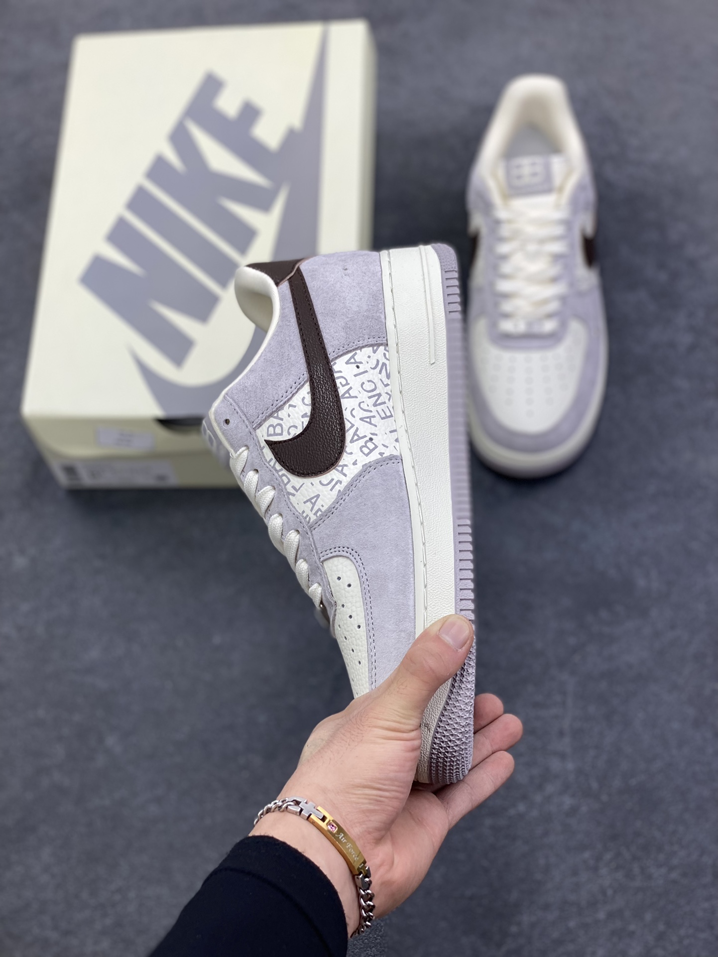 图片[3]-NIke Air Force 1 \’07 Low 巴黎世家联名–白棕 空军一号低帮 运动鞋 休闲鞋 高级夜光效果 折边针车 工艺难度大 原楦头原纸板 高端定制鞋盒 原厂鞋底 超高清洁度 细节完美 货号：YF9511-806 尺码：36 36.5 37.5 38 38.5 39 40 40.5 41 42 42.5 43 44 44.5 45-选品中心