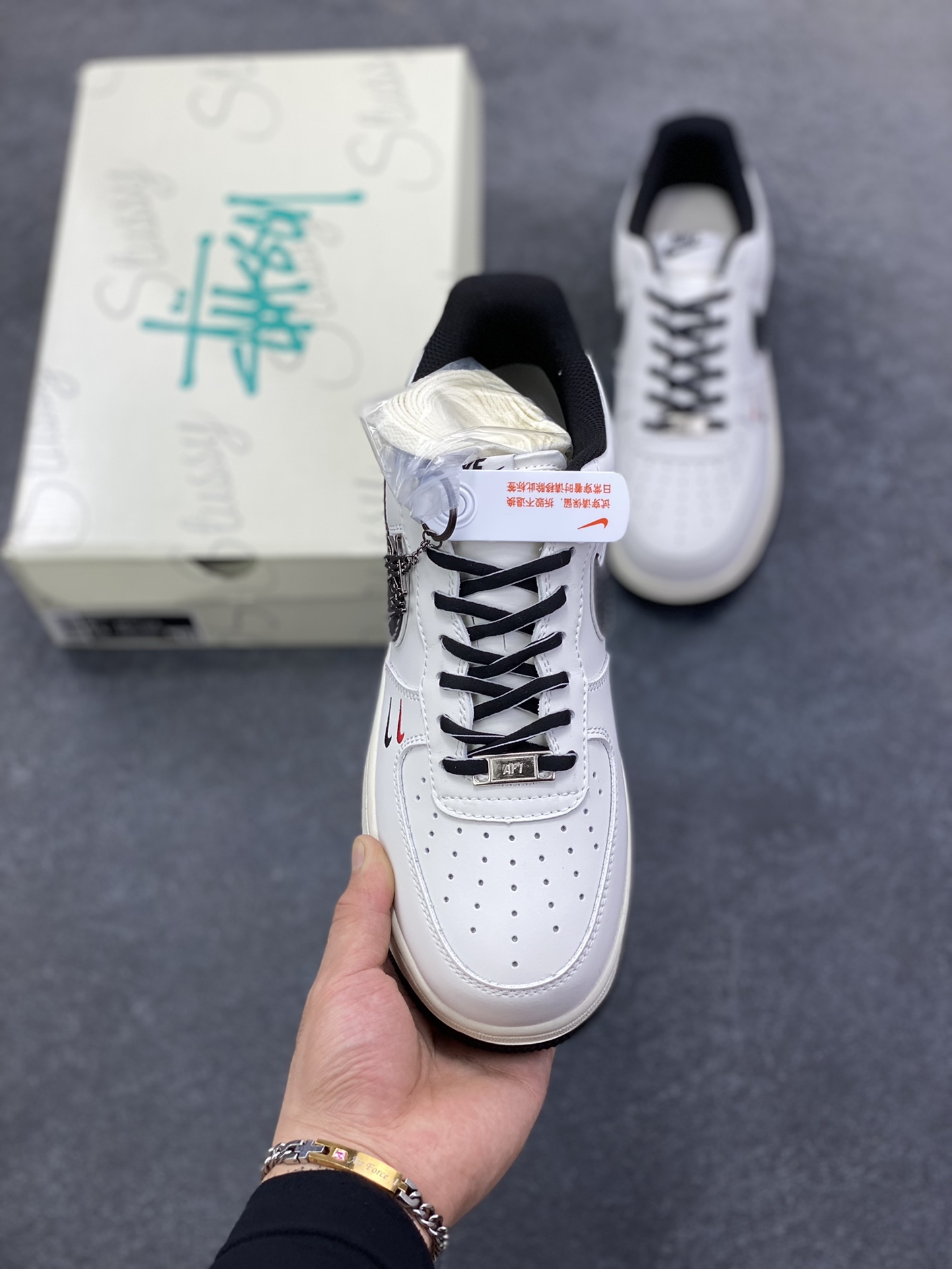 图片[2]-NIke Air Force 1 \’07 Low “斯图西联名——米黑勾黑底”空军一号 低帮 运动鞋 休闲鞋 折边针车 工艺难度大 原楦头原纸板 原装鞋盒 定制五金配件 内置全掌气垫 原厂鞋底 货号：CS5288-037 尺码：36 36.5 37.5 38 38.5 39 40 40.5 41 42 42.5 43 44 44.5 45-选品中心