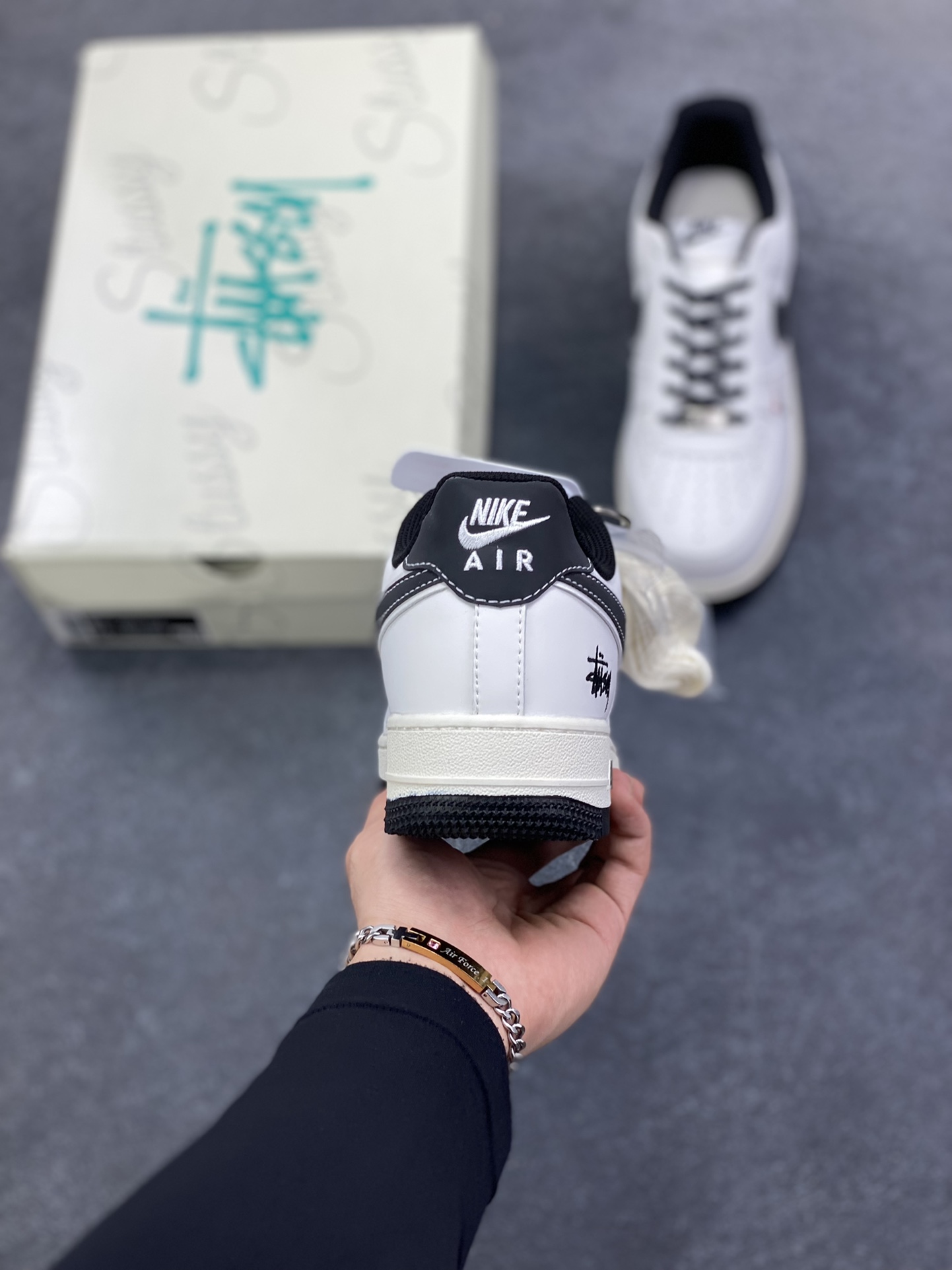 图片[4]-NIke Air Force 1 \’07 Low “斯图西联名——米黑勾黑底”空军一号 低帮 运动鞋 休闲鞋 折边针车 工艺难度大 原楦头原纸板 原装鞋盒 定制五金配件 内置全掌气垫 原厂鞋底 货号：CS5288-037 尺码：36 36.5 37.5 38 38.5 39 40 40.5 41 42 42.5 43 44 44.5 45-选品中心