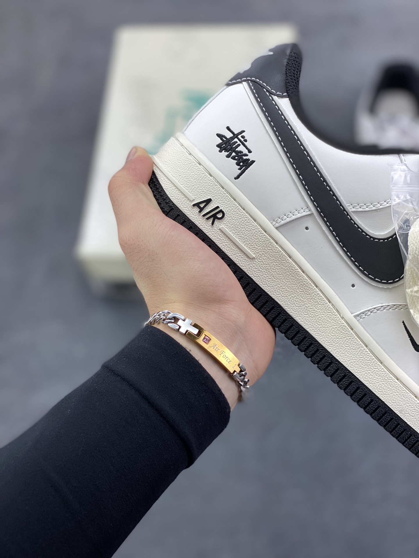 图片[6]-NIke Air Force 1 \’07 Low “斯图西联名——米黑勾黑底”空军一号 低帮 运动鞋 休闲鞋 折边针车 工艺难度大 原楦头原纸板 原装鞋盒 定制五金配件 内置全掌气垫 原厂鞋底 货号：CS5288-037 尺码：36 36.5 37.5 38 38.5 39 40 40.5 41 42 42.5 43 44 44.5 45-选品中心