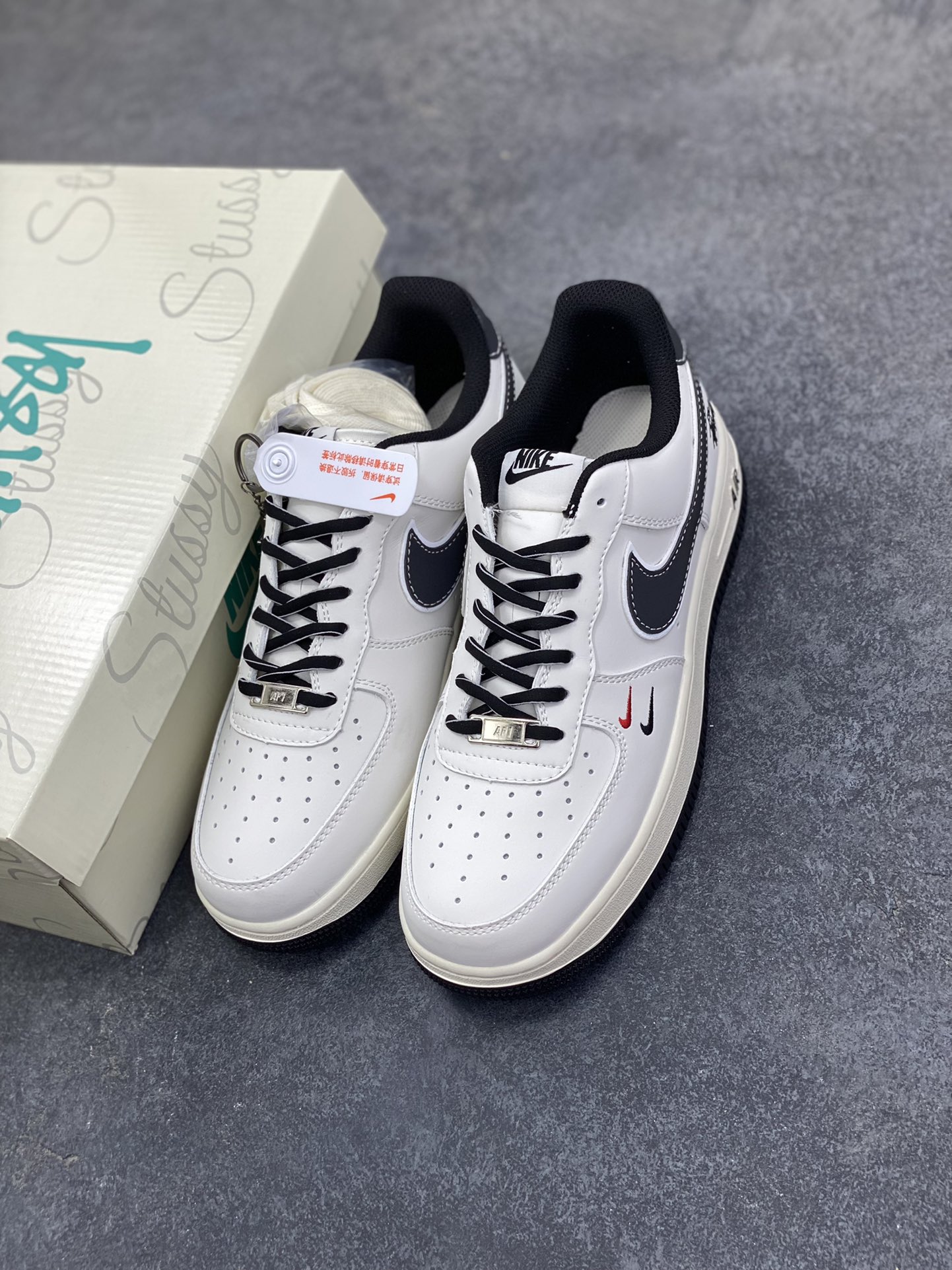 图片[8]-NIke Air Force 1 \’07 Low “斯图西联名——米黑勾黑底”空军一号 低帮 运动鞋 休闲鞋 折边针车 工艺难度大 原楦头原纸板 原装鞋盒 定制五金配件 内置全掌气垫 原厂鞋底 货号：CS5288-037 尺码：36 36.5 37.5 38 38.5 39 40 40.5 41 42 42.5 43 44 44.5 45-选品中心