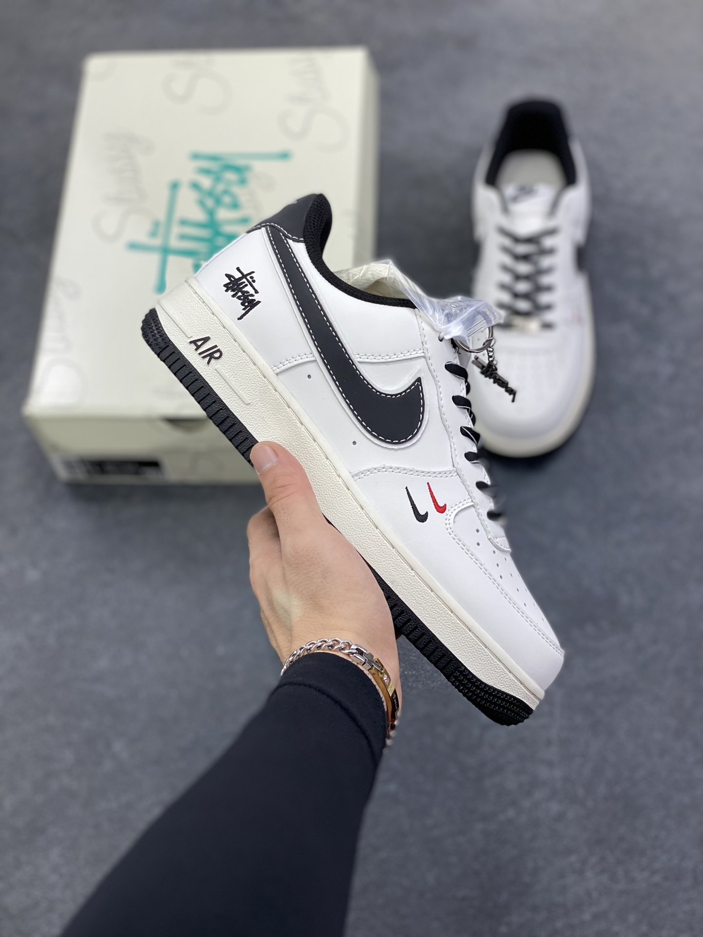 NIke Air Force 1 \'07 Low “斯图西联名——米黑勾黑底”空军一号 低帮 运动鞋 休闲鞋 折边针车 工艺难度大 原楦头原纸板 原装鞋盒 定制五金配件 内置全掌气垫 原厂鞋底 货号：CS5288-037 尺码：36 36.5 37.5 38 38.5 39 40 40.5 41 42 42.5 43 44 44.5 45-选品中心