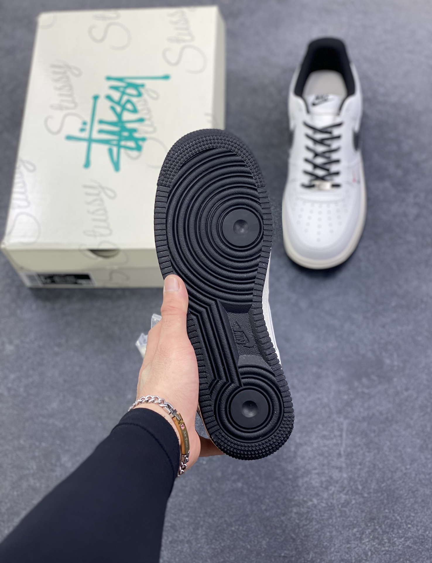 图片[5]-NIke Air Force 1 \’07 Low “斯图西联名——米黑勾黑底”空军一号 低帮 运动鞋 休闲鞋 折边针车 工艺难度大 原楦头原纸板 原装鞋盒 定制五金配件 内置全掌气垫 原厂鞋底 货号：CS5288-037 尺码：36 36.5 37.5 38 38.5 39 40 40.5 41 42 42.5 43 44 44.5 45-选品中心