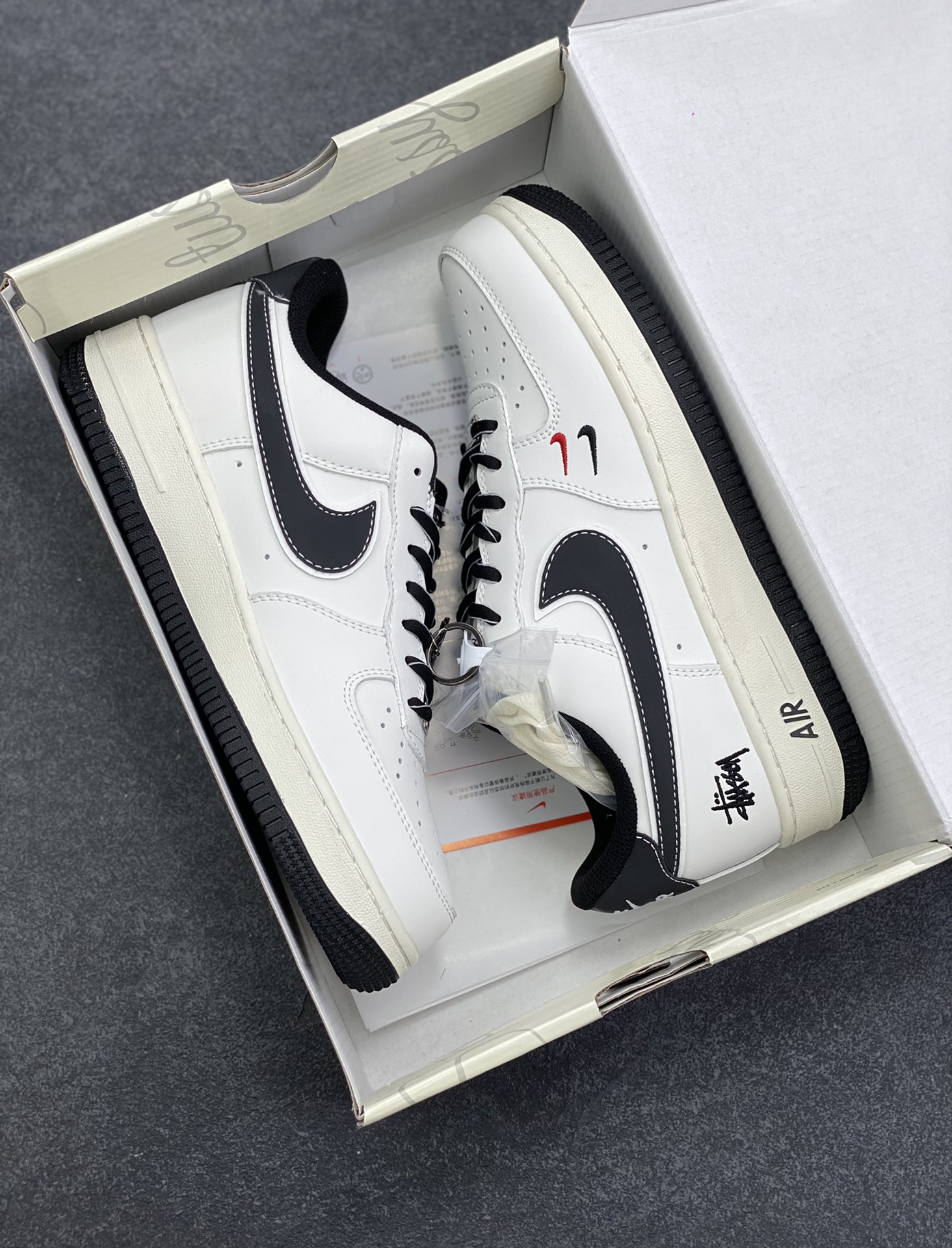 图片[9]-NIke Air Force 1 \’07 Low “斯图西联名——米黑勾黑底”空军一号 低帮 运动鞋 休闲鞋 折边针车 工艺难度大 原楦头原纸板 原装鞋盒 定制五金配件 内置全掌气垫 原厂鞋底 货号：CS5288-037 尺码：36 36.5 37.5 38 38.5 39 40 40.5 41 42 42.5 43 44 44.5 45-选品中心