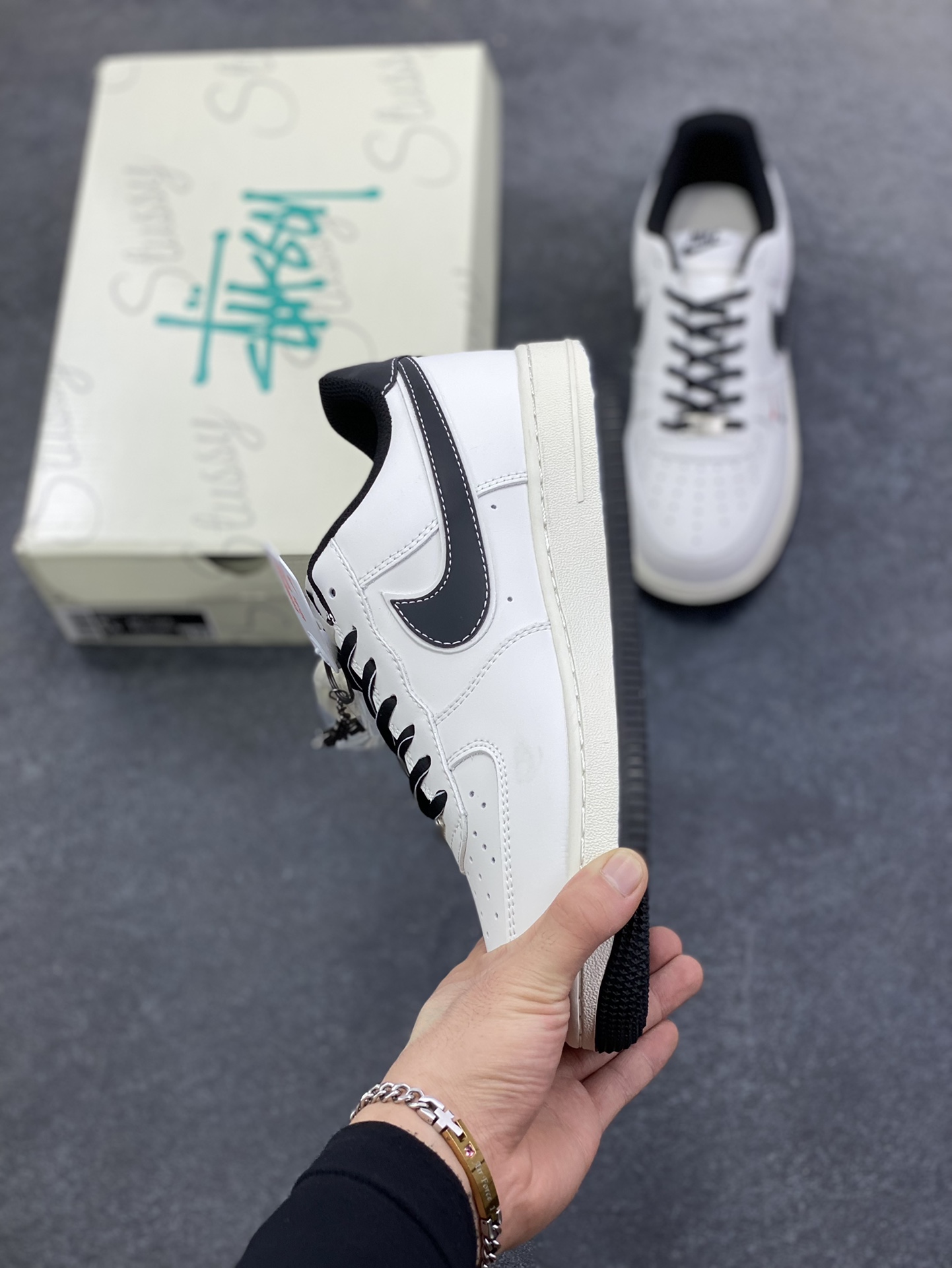 图片[3]-NIke Air Force 1 \’07 Low “斯图西联名——米黑勾黑底”空军一号 低帮 运动鞋 休闲鞋 折边针车 工艺难度大 原楦头原纸板 原装鞋盒 定制五金配件 内置全掌气垫 原厂鞋底 货号：CS5288-037 尺码：36 36.5 37.5 38 38.5 39 40 40.5 41 42 42.5 43 44 44.5 45-选品中心