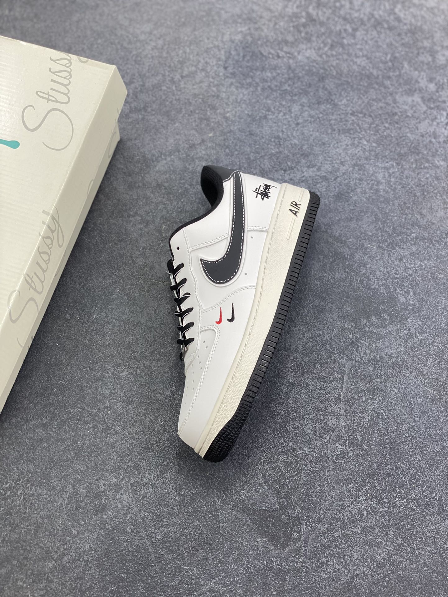 图片[7]-NIke Air Force 1 \’07 Low “斯图西联名——米黑勾黑底”空军一号 低帮 运动鞋 休闲鞋 折边针车 工艺难度大 原楦头原纸板 原装鞋盒 定制五金配件 内置全掌气垫 原厂鞋底 货号：CS5288-037 尺码：36 36.5 37.5 38 38.5 39 40 40.5 41 42 42.5 43 44 44.5 45-选品中心