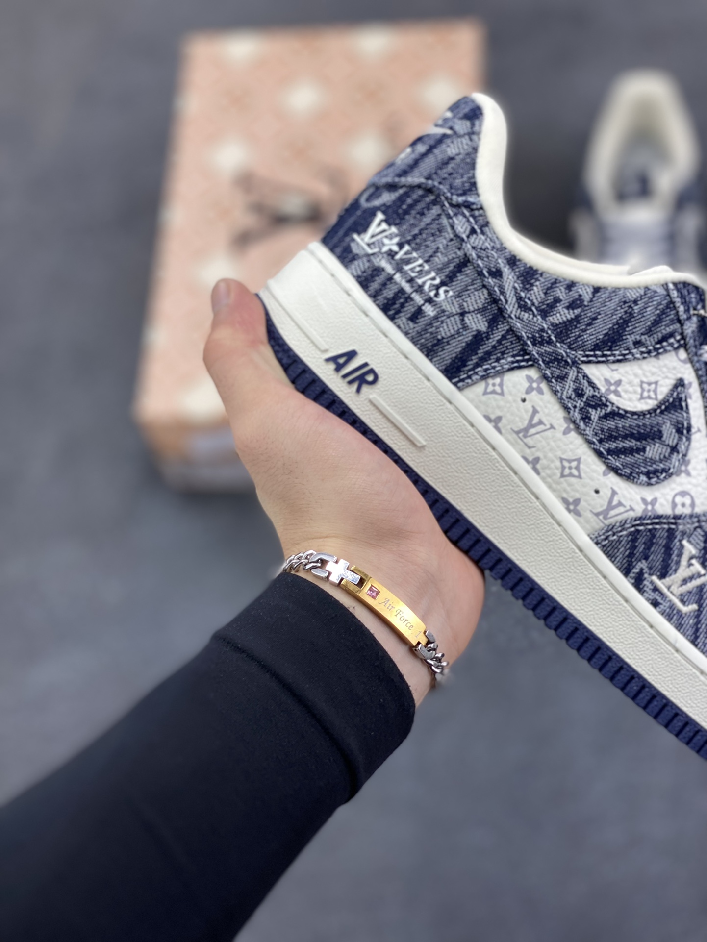 图片[6]-NIke Air Force 1 \’07 Low LV联名–白蓝空军一号低帮 运动鞋 休闲鞋 折边针车 防水牛仔布 高级夜光效果 工艺难度大 原楦头原纸板 高端定制鞋盒 原厂鞋底 超高清洁度 细节完美 货号：YF9511-812 尺码：36 36.5 37.5 38 38.5 39 40 40.5 41 42 42.5 43 44 44.5 45-选品中心