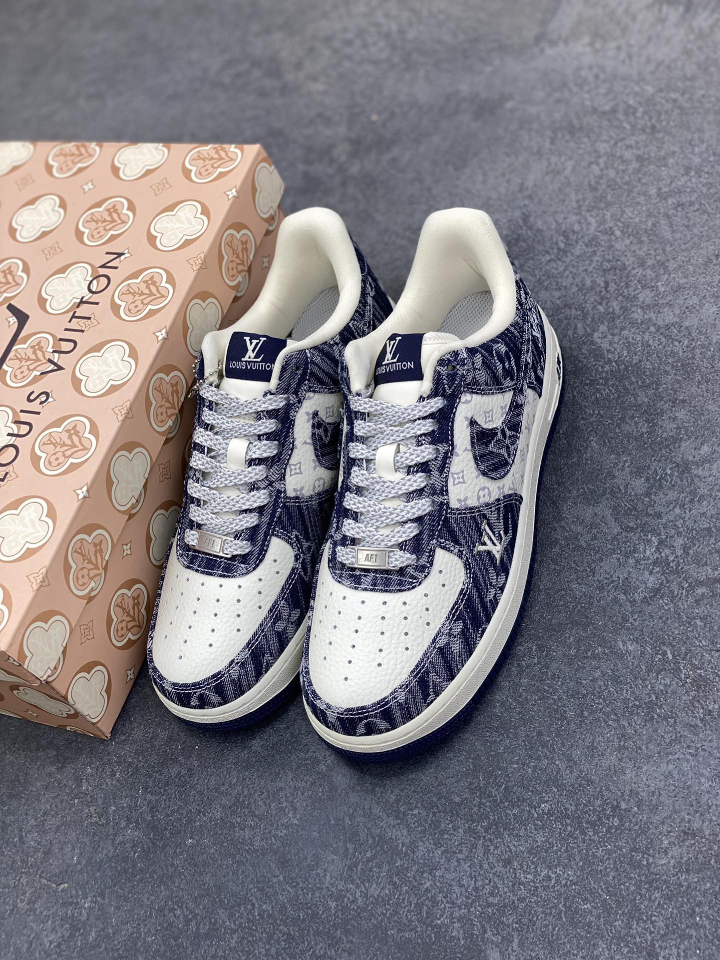 图片[8]-NIke Air Force 1 \’07 Low LV联名–白蓝空军一号低帮 运动鞋 休闲鞋 折边针车 防水牛仔布 高级夜光效果 工艺难度大 原楦头原纸板 高端定制鞋盒 原厂鞋底 超高清洁度 细节完美 货号：YF9511-812 尺码：36 36.5 37.5 38 38.5 39 40 40.5 41 42 42.5 43 44 44.5 45-选品中心