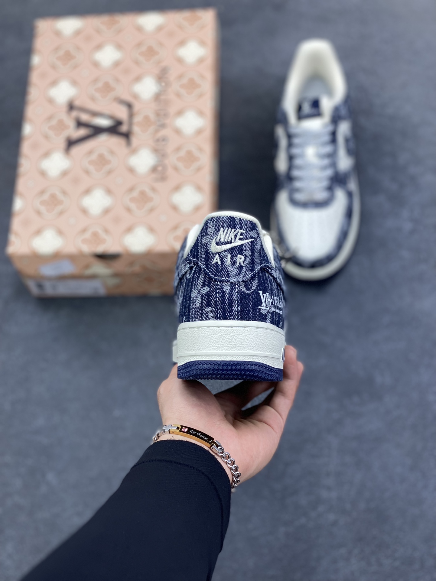 图片[4]-NIke Air Force 1 \’07 Low LV联名–白蓝空军一号低帮 运动鞋 休闲鞋 折边针车 防水牛仔布 高级夜光效果 工艺难度大 原楦头原纸板 高端定制鞋盒 原厂鞋底 超高清洁度 细节完美 货号：YF9511-812 尺码：36 36.5 37.5 38 38.5 39 40 40.5 41 42 42.5 43 44 44.5 45-选品中心