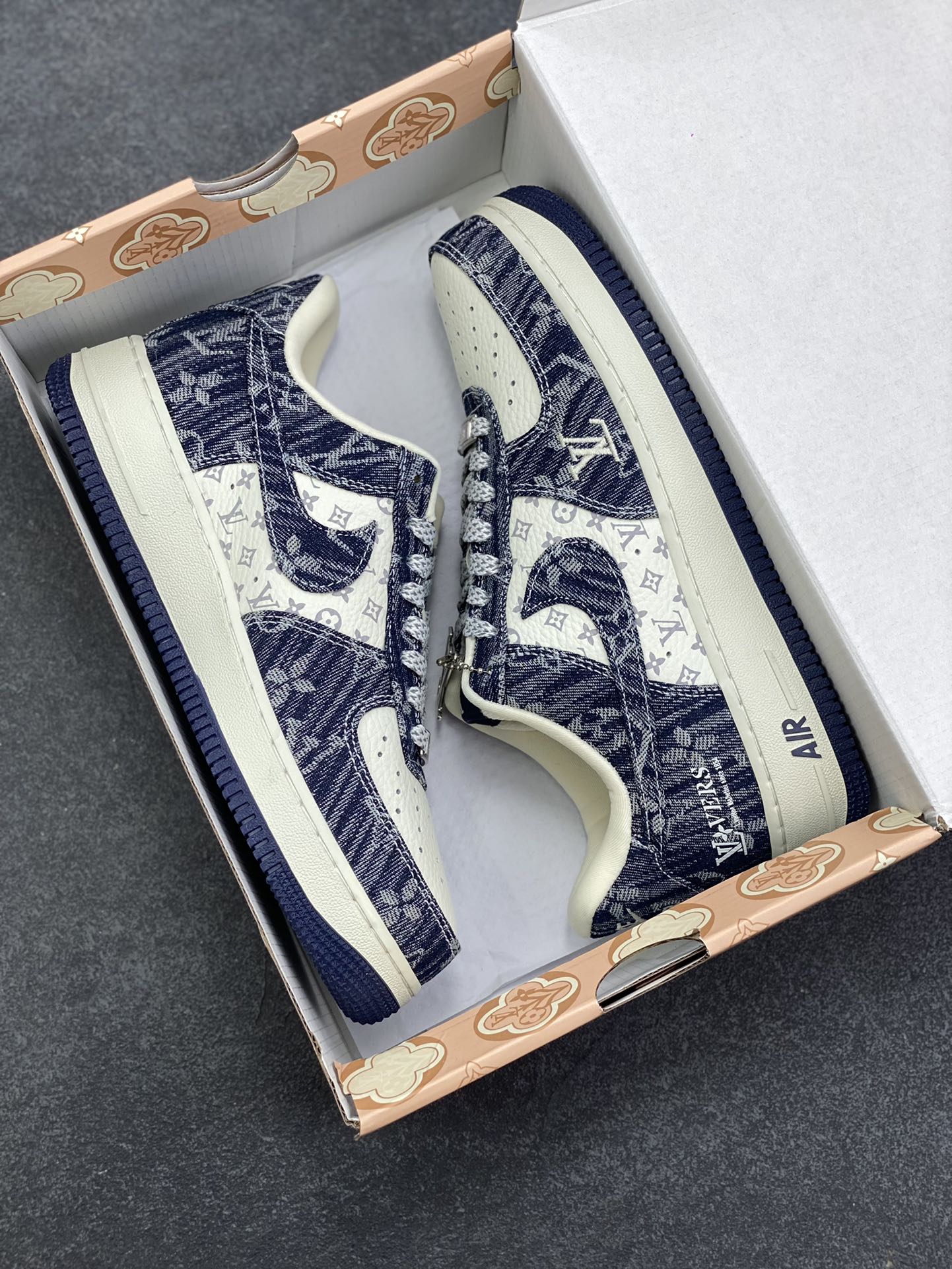 图片[9]-NIke Air Force 1 \’07 Low LV联名–白蓝空军一号低帮 运动鞋 休闲鞋 折边针车 防水牛仔布 高级夜光效果 工艺难度大 原楦头原纸板 高端定制鞋盒 原厂鞋底 超高清洁度 细节完美 货号：YF9511-812 尺码：36 36.5 37.5 38 38.5 39 40 40.5 41 42 42.5 43 44 44.5 45-选品中心