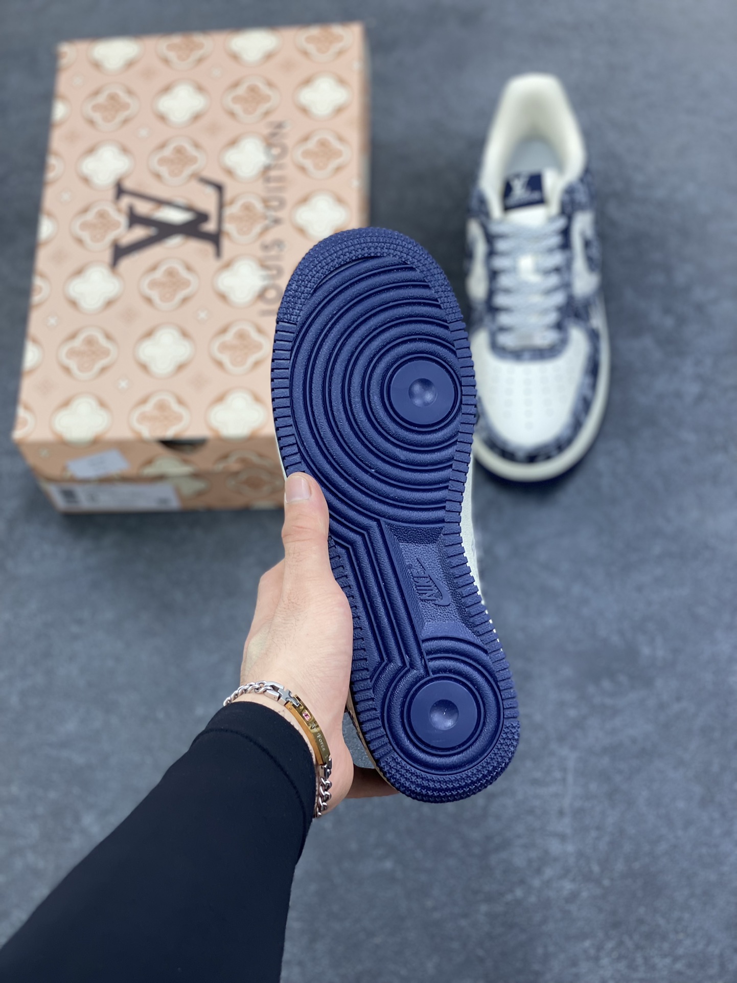 图片[5]-NIke Air Force 1 \’07 Low LV联名–白蓝空军一号低帮 运动鞋 休闲鞋 折边针车 防水牛仔布 高级夜光效果 工艺难度大 原楦头原纸板 高端定制鞋盒 原厂鞋底 超高清洁度 细节完美 货号：YF9511-812 尺码：36 36.5 37.5 38 38.5 39 40 40.5 41 42 42.5 43 44 44.5 45-选品中心