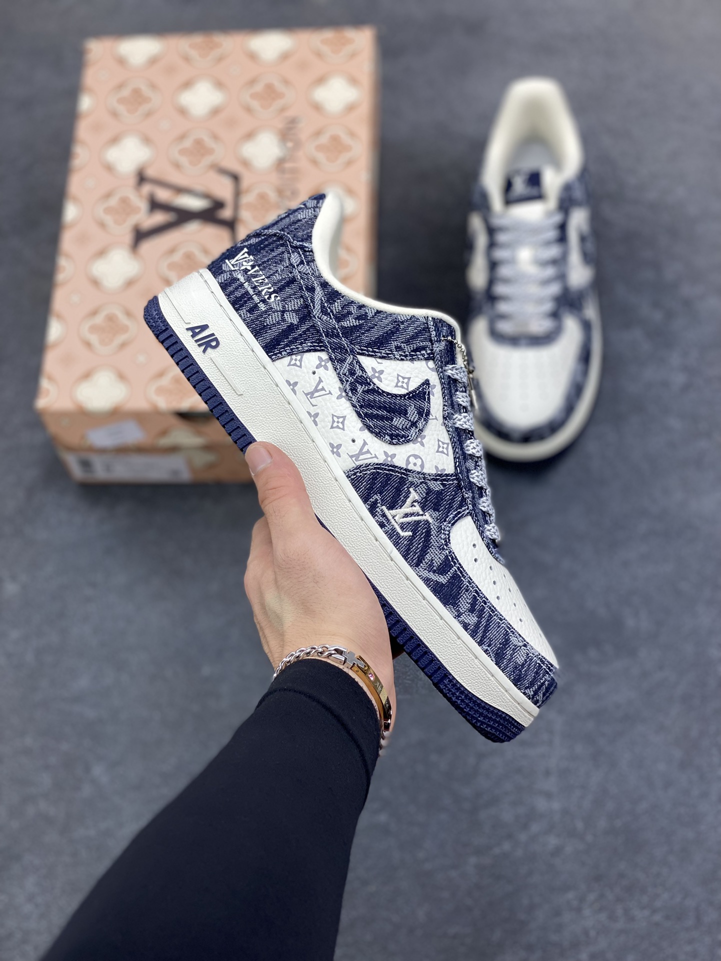 NIke Air Force 1 \'07 Low LV联名--白蓝空军一号低帮 运动鞋 休闲鞋 折边针车 防水牛仔布 高级夜光效果 工艺难度大 原楦头原纸板 高端定制鞋盒 原厂鞋底 超高清洁度 细节完美 货号：YF9511-812 尺码：36 36.5 37.5 38 38.5 39 40 40.5 41 42 42.5 43 44 44.5 45-选品中心