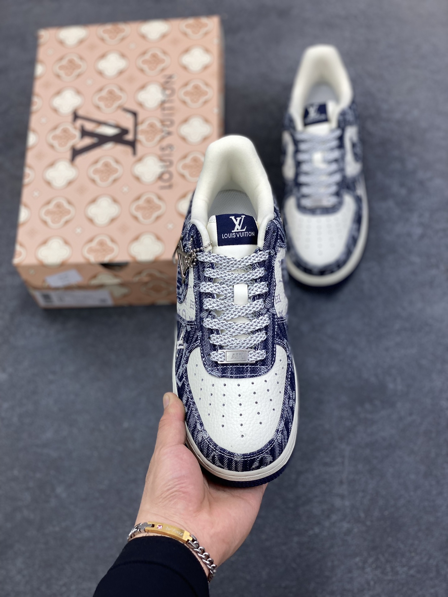 图片[2]-NIke Air Force 1 \’07 Low LV联名–白蓝空军一号低帮 运动鞋 休闲鞋 折边针车 防水牛仔布 高级夜光效果 工艺难度大 原楦头原纸板 高端定制鞋盒 原厂鞋底 超高清洁度 细节完美 货号：YF9511-812 尺码：36 36.5 37.5 38 38.5 39 40 40.5 41 42 42.5 43 44 44.5 45-选品中心