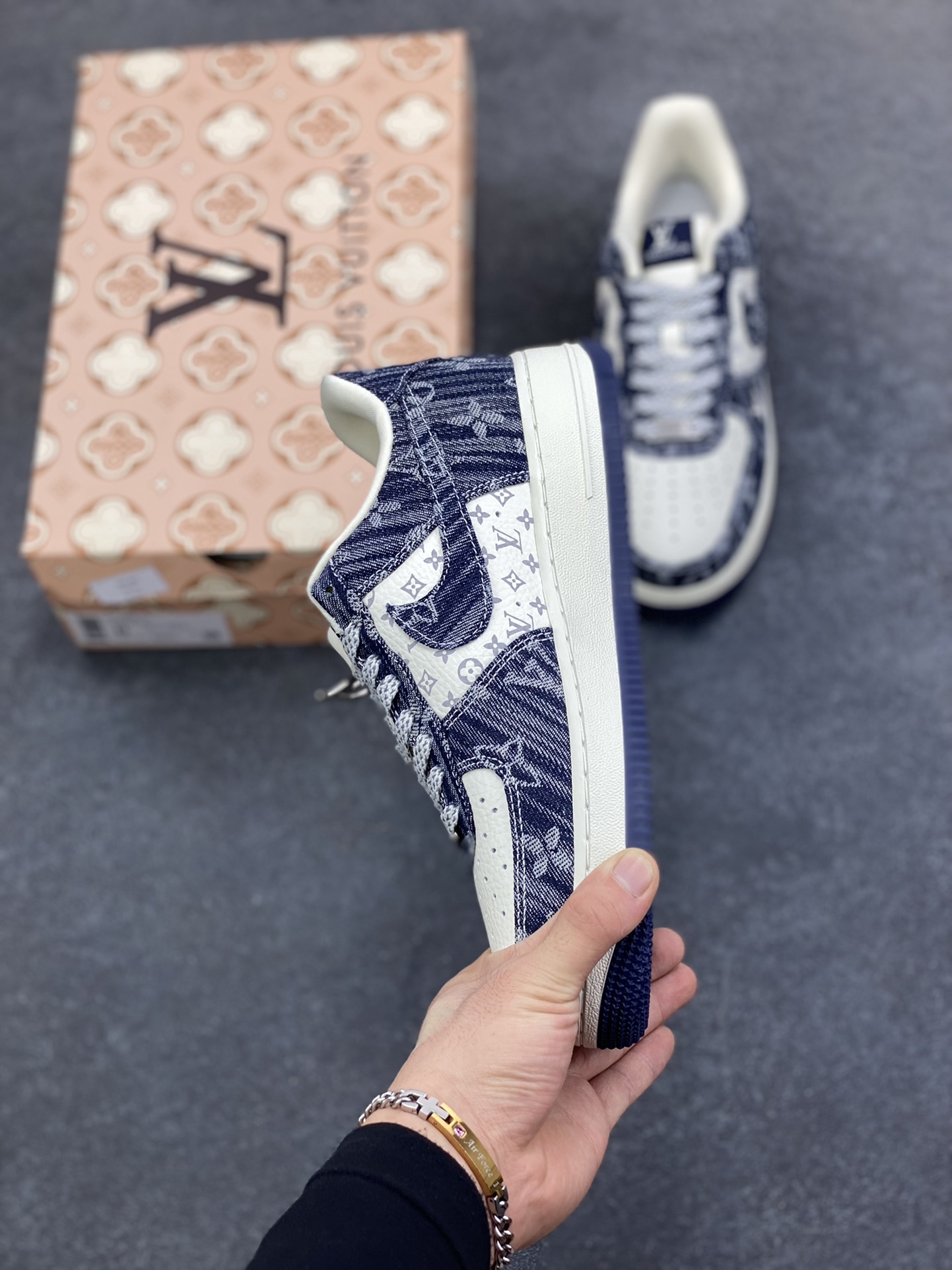 图片[3]-NIke Air Force 1 \’07 Low LV联名–白蓝空军一号低帮 运动鞋 休闲鞋 折边针车 防水牛仔布 高级夜光效果 工艺难度大 原楦头原纸板 高端定制鞋盒 原厂鞋底 超高清洁度 细节完美 货号：YF9511-812 尺码：36 36.5 37.5 38 38.5 39 40 40.5 41 42 42.5 43 44 44.5 45-选品中心