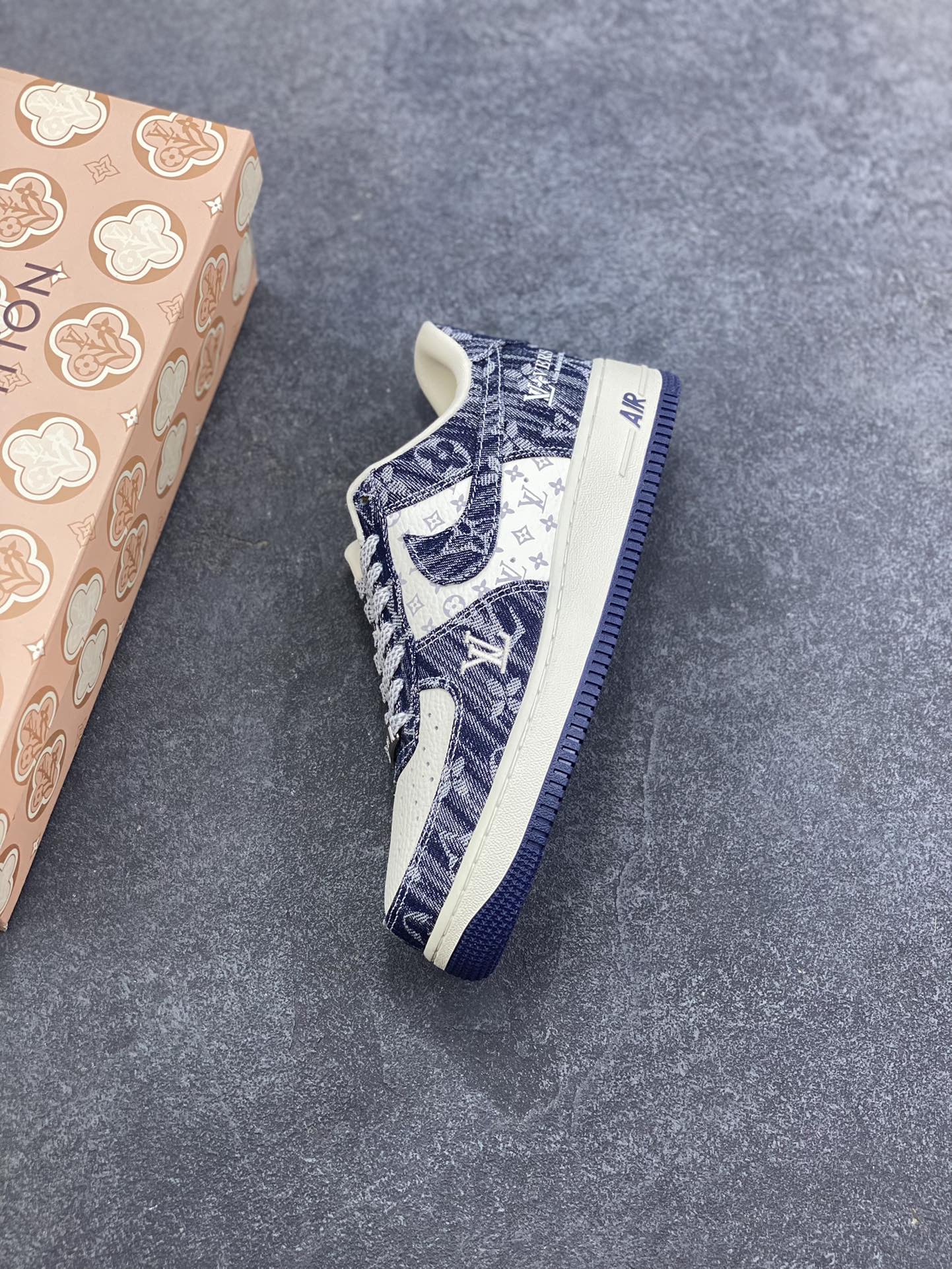 图片[7]-NIke Air Force 1 \’07 Low LV联名–白蓝空军一号低帮 运动鞋 休闲鞋 折边针车 防水牛仔布 高级夜光效果 工艺难度大 原楦头原纸板 高端定制鞋盒 原厂鞋底 超高清洁度 细节完美 货号：YF9511-812 尺码：36 36.5 37.5 38 38.5 39 40 40.5 41 42 42.5 43 44 44.5 45-选品中心