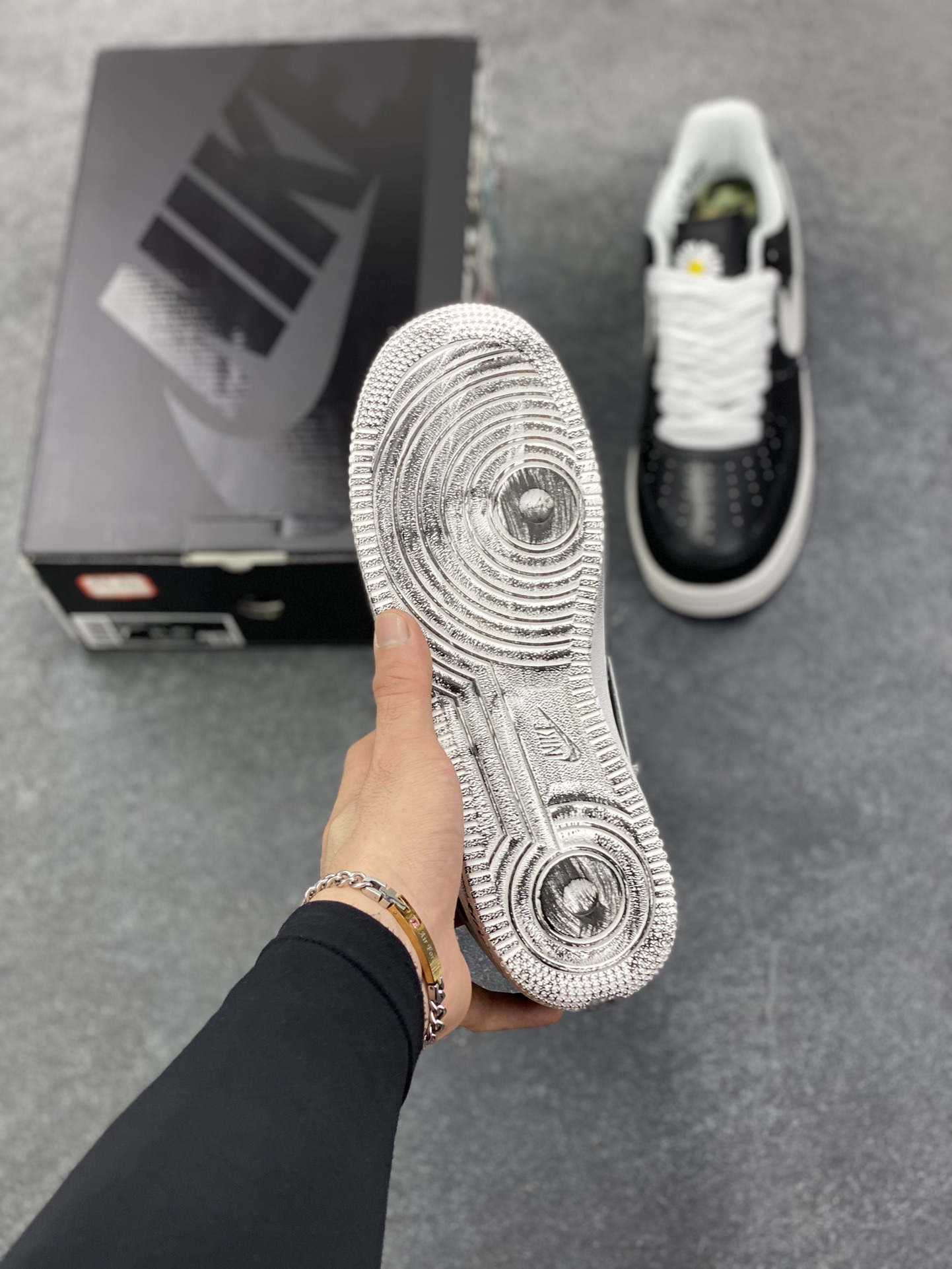 图片[5]-Nike Air Force 1 Low 权志龙 空军一号低帮运动休闲板鞋 原楦头原纸板 打造纯正空军版型#专注外贸渠道 全掌内置蜂窝气垫 #原盒配件 原厂中底钢印、拉帮完美 货号：AQ3692-001 尺码：36 36.5 37.5 38 38.5 39 40 40.5 41 42 42.5 43 44 44.5 45-选品中心