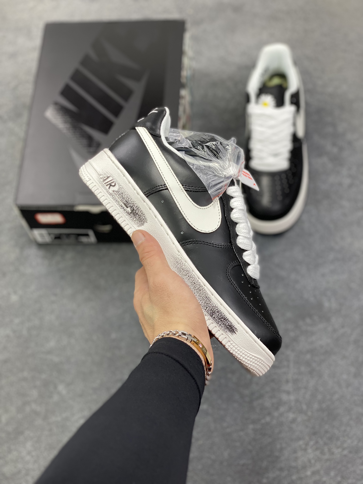 Nike Air Force 1 Low 权志龙 空军一号低帮运动休闲板鞋 原楦头原纸板 打造纯正空军版型#专注外贸渠道 全掌内置蜂窝气垫 #原盒配件 原厂中底钢印、拉帮完美 货号：AQ3692-001 尺码：36 36.5 37.5 38 38.5 39 40 40.5 41 42 42.5 43 44 44.5 45-选品中心