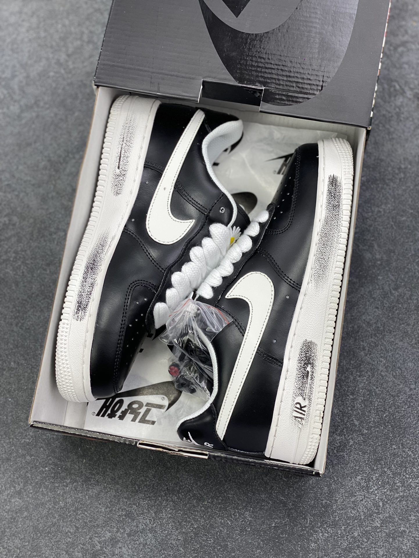 图片[9]-Nike Air Force 1 Low 权志龙 空军一号低帮运动休闲板鞋 原楦头原纸板 打造纯正空军版型#专注外贸渠道 全掌内置蜂窝气垫 #原盒配件 原厂中底钢印、拉帮完美 货号：AQ3692-001 尺码：36 36.5 37.5 38 38.5 39 40 40.5 41 42 42.5 43 44 44.5 45-选品中心