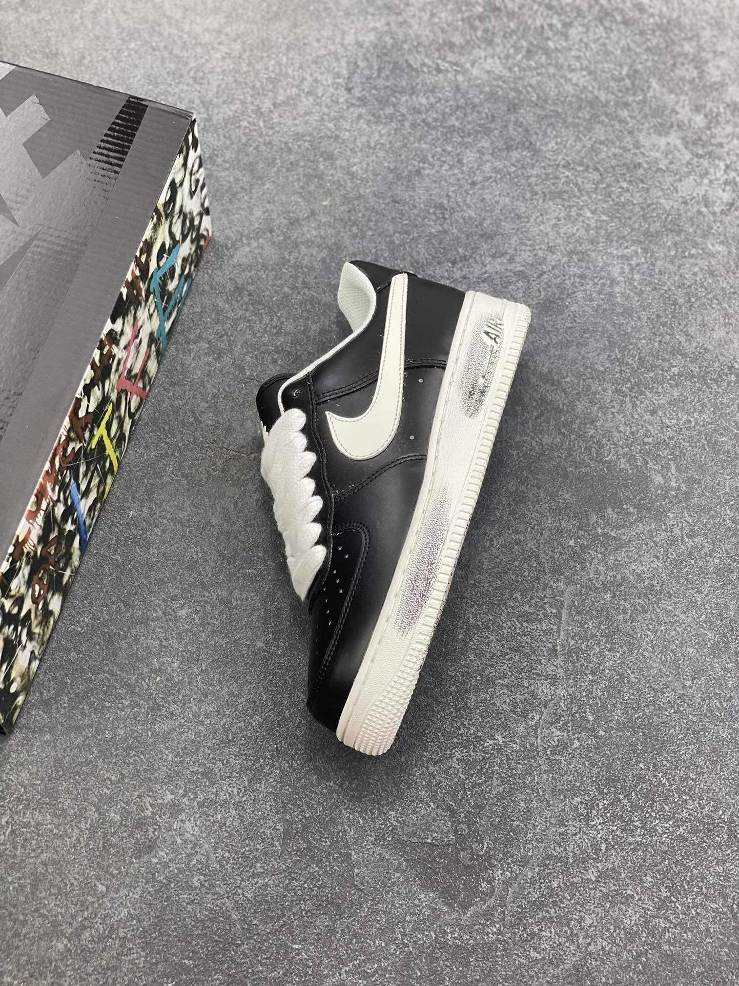 图片[7]-Nike Air Force 1 Low 权志龙 空军一号低帮运动休闲板鞋 原楦头原纸板 打造纯正空军版型#专注外贸渠道 全掌内置蜂窝气垫 #原盒配件 原厂中底钢印、拉帮完美 货号：AQ3692-001 尺码：36 36.5 37.5 38 38.5 39 40 40.5 41 42 42.5 43 44 44.5 45-选品中心