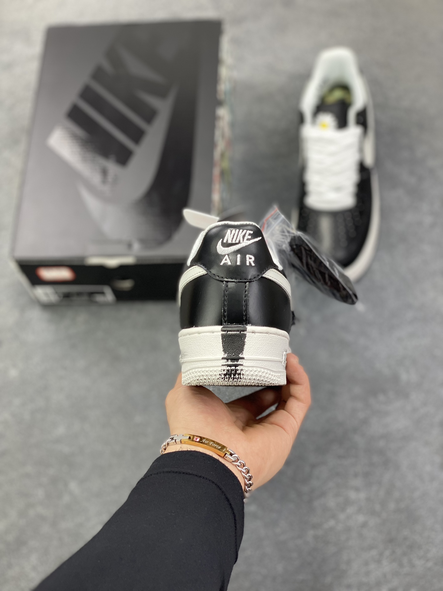 图片[4]-Nike Air Force 1 Low 权志龙 空军一号低帮运动休闲板鞋 原楦头原纸板 打造纯正空军版型#专注外贸渠道 全掌内置蜂窝气垫 #原盒配件 原厂中底钢印、拉帮完美 货号：AQ3692-001 尺码：36 36.5 37.5 38 38.5 39 40 40.5 41 42 42.5 43 44 44.5 45-选品中心