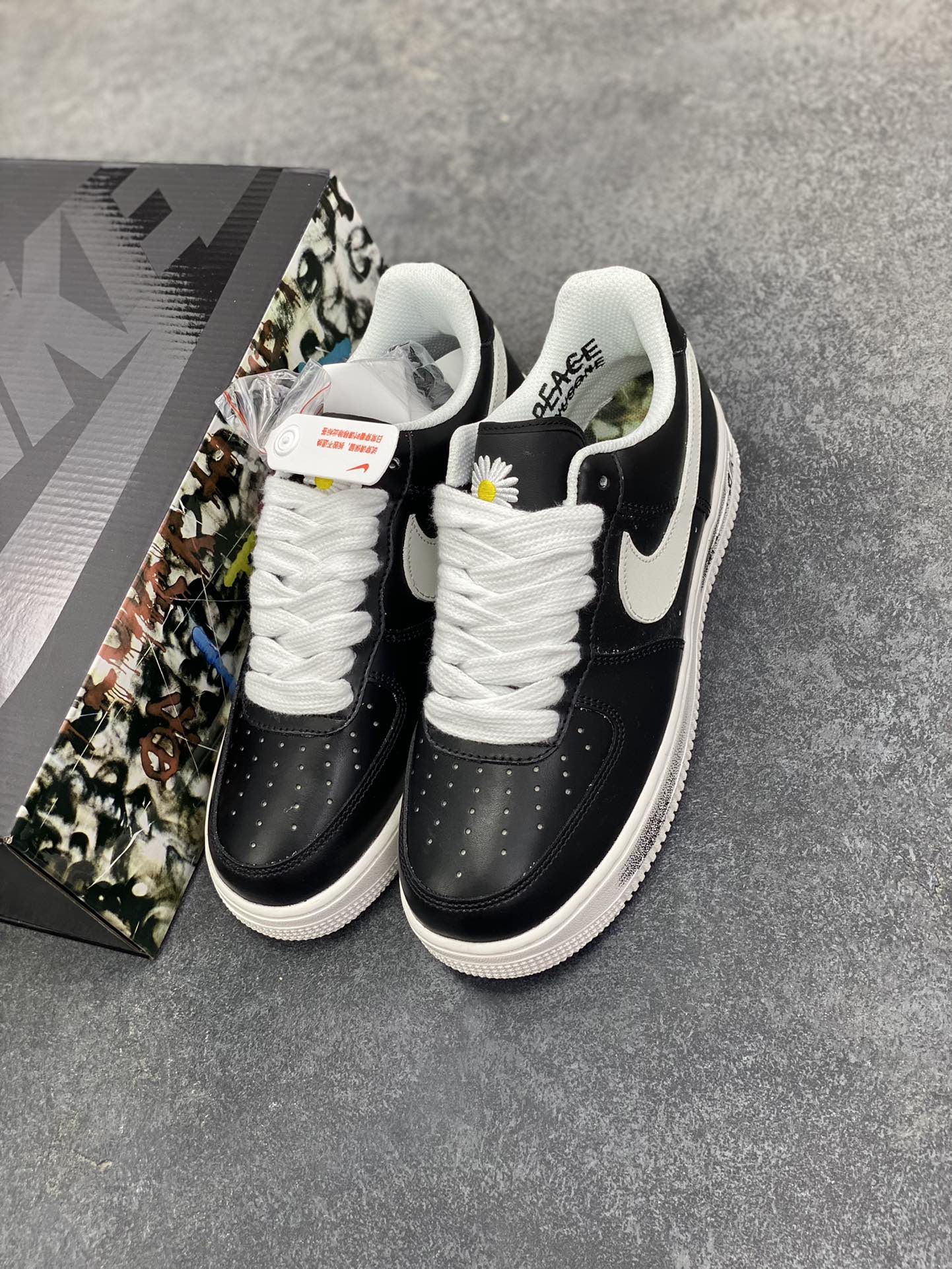 图片[8]-Nike Air Force 1 Low 权志龙 空军一号低帮运动休闲板鞋 原楦头原纸板 打造纯正空军版型#专注外贸渠道 全掌内置蜂窝气垫 #原盒配件 原厂中底钢印、拉帮完美 货号：AQ3692-001 尺码：36 36.5 37.5 38 38.5 39 40 40.5 41 42 42.5 43 44 44.5 45-选品中心