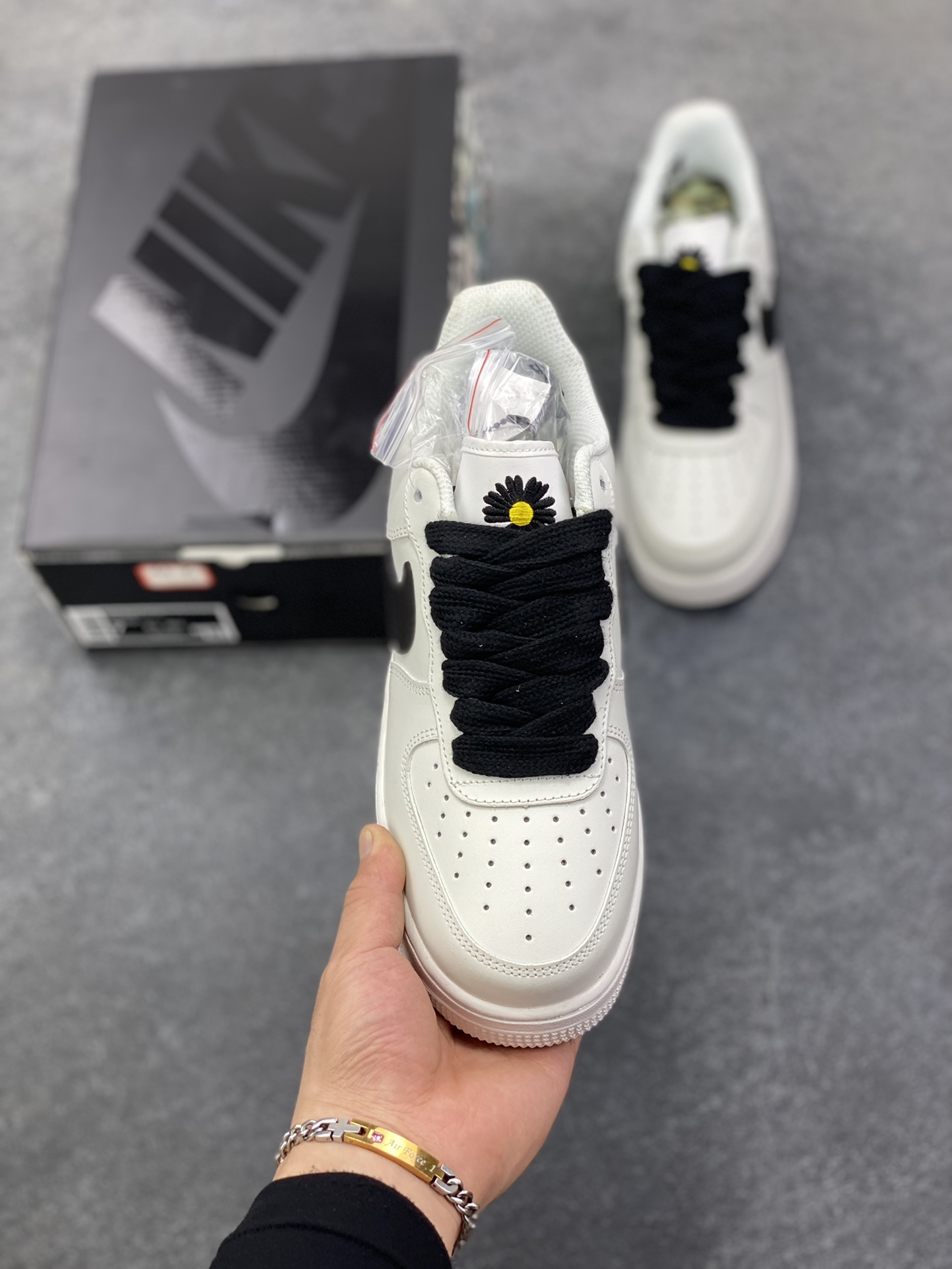 图片[2]-Nike Air Force 1 Low 权志龙 空军一号低帮运动休闲板鞋 原楦头原纸板 打造纯正空军版型#专注外贸渠道 全掌内置蜂窝气垫 #原盒配件 原厂中底钢印、拉帮完美 货号：DD3223-100 尺码：36 36.5 37.5 38 38.5 39 40 40.5 41 42 42.5 43 44 44.5 45-选品中心