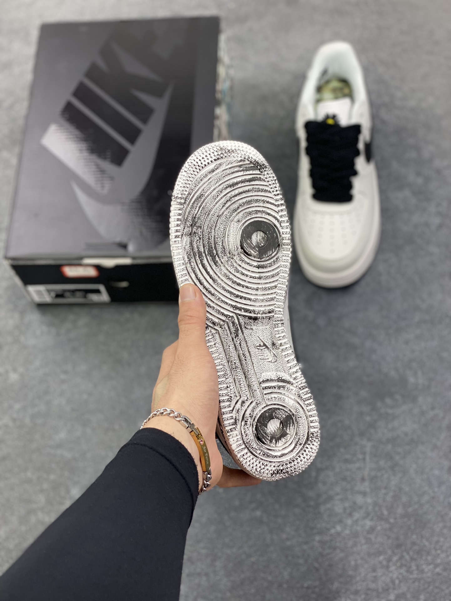 图片[5]-Nike Air Force 1 Low 权志龙 空军一号低帮运动休闲板鞋 原楦头原纸板 打造纯正空军版型#专注外贸渠道 全掌内置蜂窝气垫 #原盒配件 原厂中底钢印、拉帮完美 货号：DD3223-100 尺码：36 36.5 37.5 38 38.5 39 40 40.5 41 42 42.5 43 44 44.5 45-选品中心