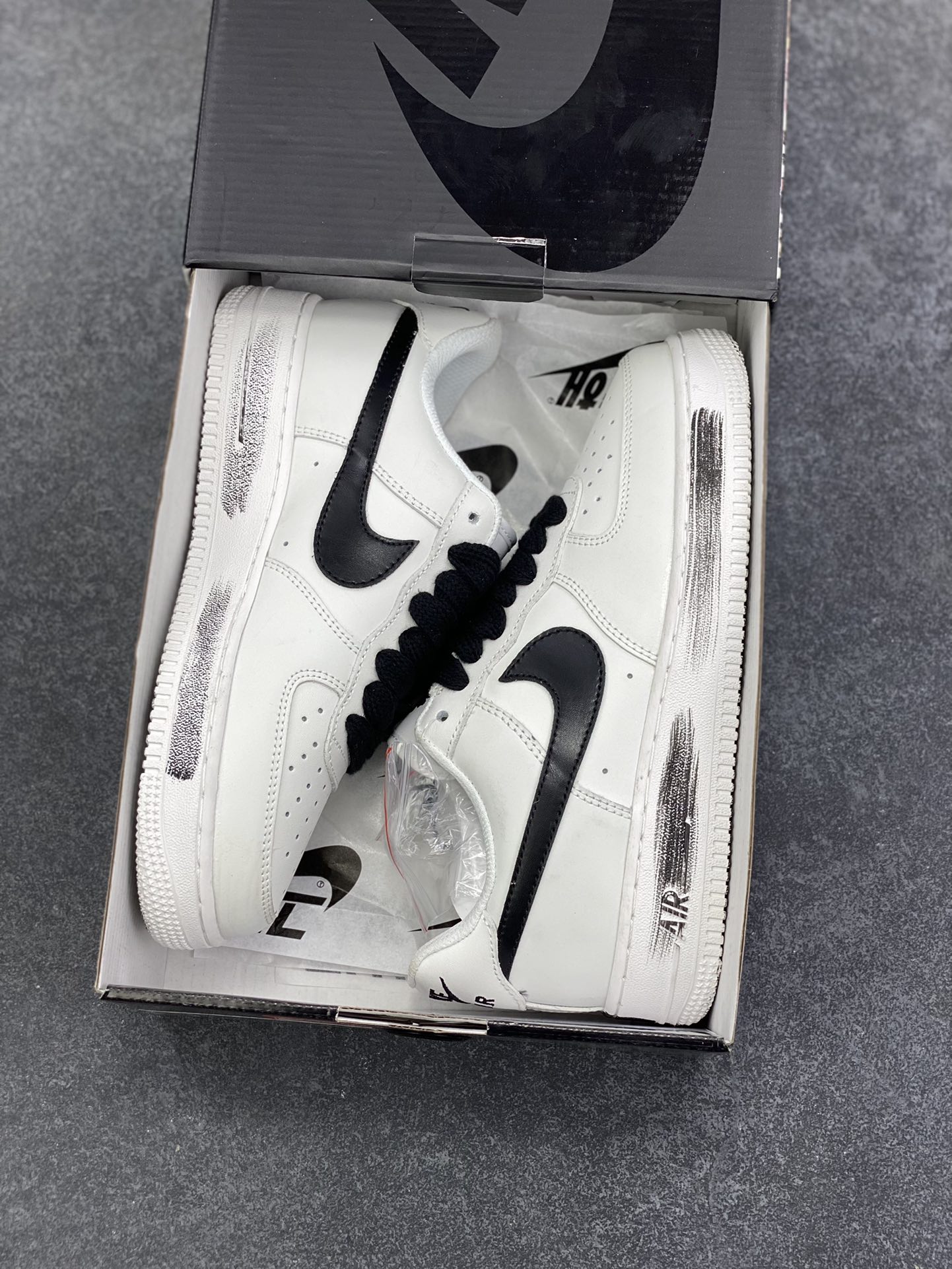 图片[9]-Nike Air Force 1 Low 权志龙 空军一号低帮运动休闲板鞋 原楦头原纸板 打造纯正空军版型#专注外贸渠道 全掌内置蜂窝气垫 #原盒配件 原厂中底钢印、拉帮完美 货号：DD3223-100 尺码：36 36.5 37.5 38 38.5 39 40 40.5 41 42 42.5 43 44 44.5 45-选品中心
