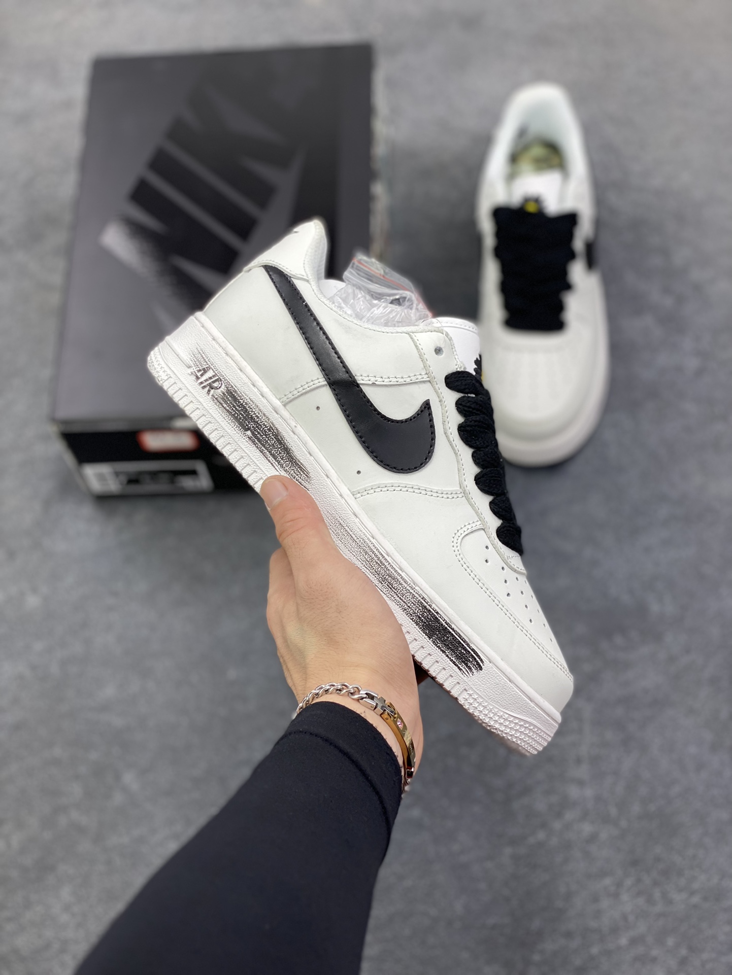 Nike Air Force 1 Low 权志龙 空军一号低帮运动休闲板鞋 原楦头原纸板 打造纯正空军版型#专注外贸渠道 全掌内置蜂窝气垫 #原盒配件 原厂中底钢印、拉帮完美 货号：DD3223-100 尺码：36 36.5 37.5 38 38.5 39 40 40.5 41 42 42.5 43 44 44.5 45-选品中心
