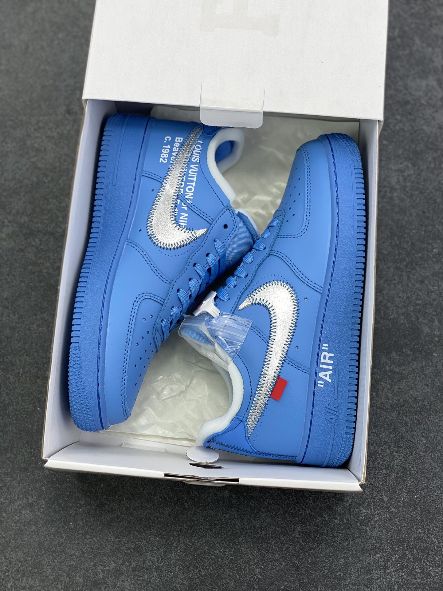 图片[9]-OW x NK AF1 MCA 蓝色艺术馆 联名空军一号低帮运动板鞋 该款以蓝色为主体色调 ，搭配银色 Swoosh Logo 点缀白色标语，呈现出联名系列招牌的解构设计 Swoosh 侧面的红色缝标在蓝色鞋身上十分显眼，与红色的调包扣相呼应。Virgil 在鞋中底上，分别以马克笔写有 “For Serena only”、“Virgil 2019” 等字样，同此前送给詹姆斯等人的亲友限定一样 货号：CI1173-400 尺码：40 40.5 41 42 42.5 43 44 44.5 45-选品中心