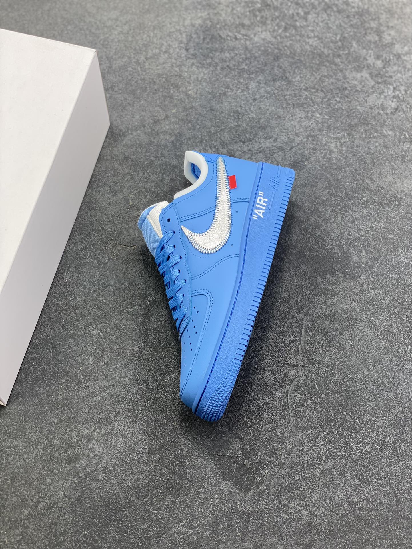 图片[7]-OW x NK AF1 MCA 蓝色艺术馆 联名空军一号低帮运动板鞋 该款以蓝色为主体色调 ，搭配银色 Swoosh Logo 点缀白色标语，呈现出联名系列招牌的解构设计 Swoosh 侧面的红色缝标在蓝色鞋身上十分显眼，与红色的调包扣相呼应。Virgil 在鞋中底上，分别以马克笔写有 “For Serena only”、“Virgil 2019” 等字样，同此前送给詹姆斯等人的亲友限定一样 货号：CI1173-400 尺码：40 40.5 41 42 42.5 43 44 44.5 45-选品中心
