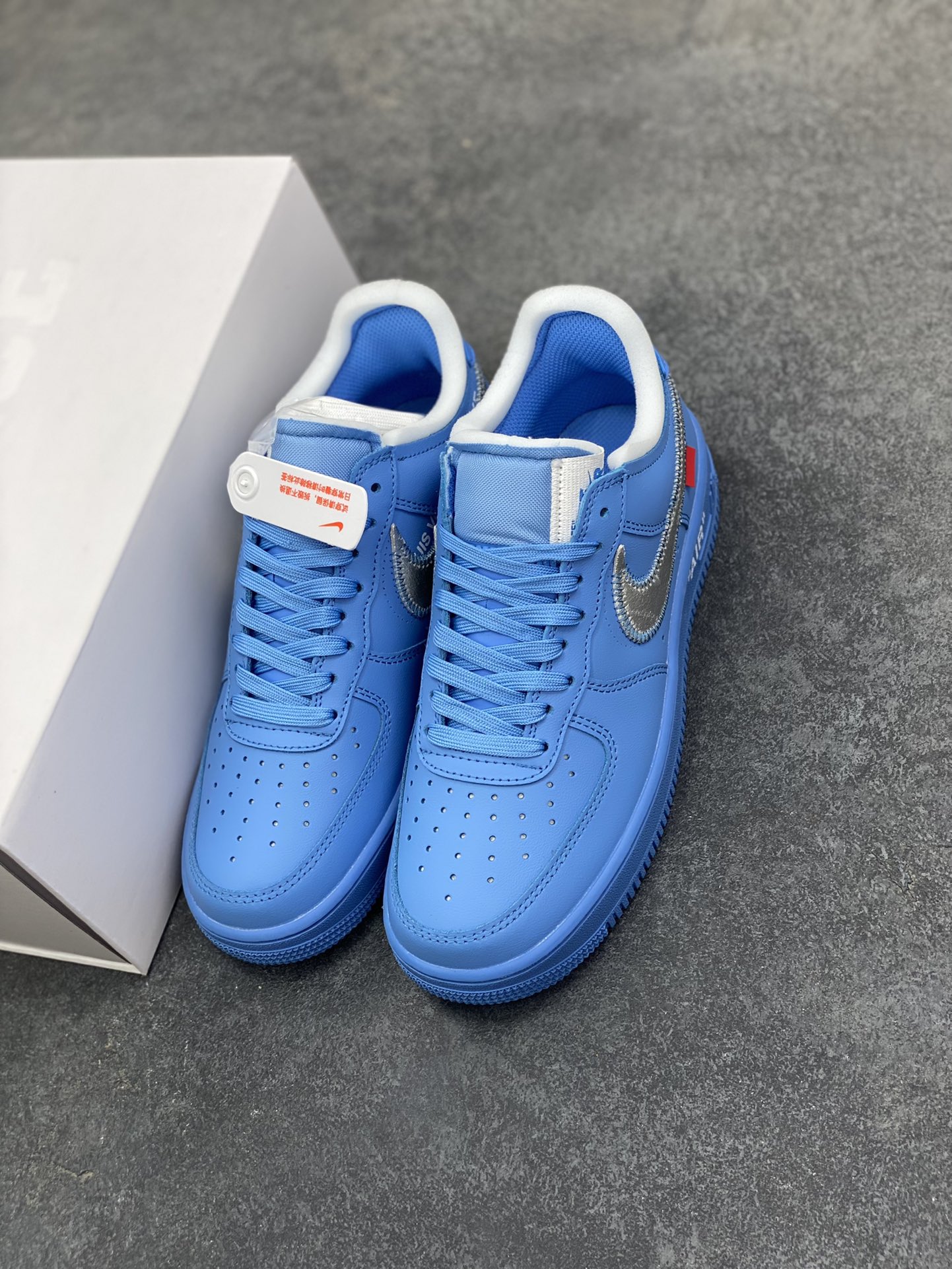 图片[8]-OW x NK AF1 MCA 蓝色艺术馆 联名空军一号低帮运动板鞋 该款以蓝色为主体色调 ，搭配银色 Swoosh Logo 点缀白色标语，呈现出联名系列招牌的解构设计 Swoosh 侧面的红色缝标在蓝色鞋身上十分显眼，与红色的调包扣相呼应。Virgil 在鞋中底上，分别以马克笔写有 “For Serena only”、“Virgil 2019” 等字样，同此前送给詹姆斯等人的亲友限定一样 货号：CI1173-400 尺码：40 40.5 41 42 42.5 43 44 44.5 45-选品中心