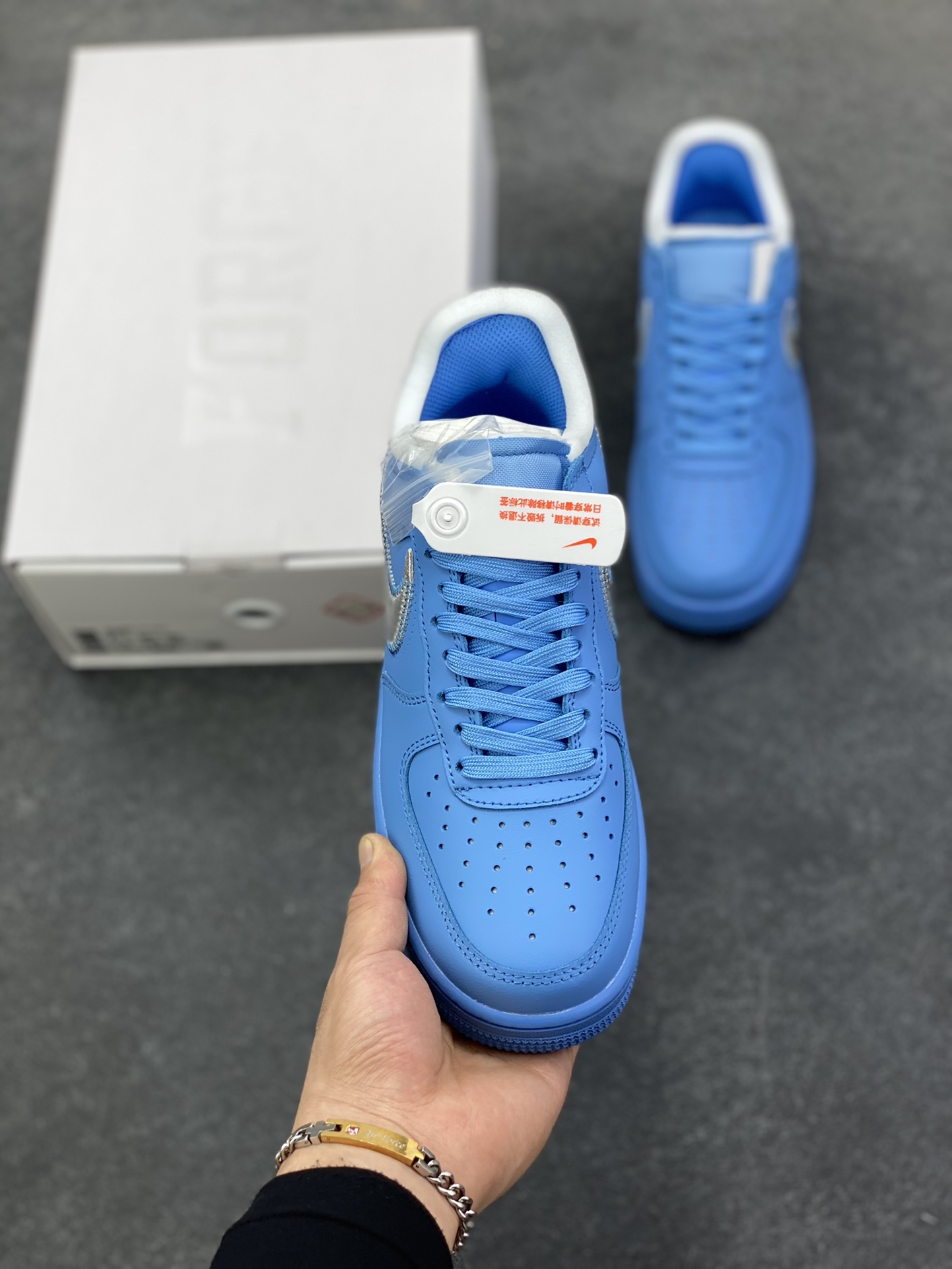 图片[2]-OW x NK AF1 MCA 蓝色艺术馆 联名空军一号低帮运动板鞋 该款以蓝色为主体色调 ，搭配银色 Swoosh Logo 点缀白色标语，呈现出联名系列招牌的解构设计 Swoosh 侧面的红色缝标在蓝色鞋身上十分显眼，与红色的调包扣相呼应。Virgil 在鞋中底上，分别以马克笔写有 “For Serena only”、“Virgil 2019” 等字样，同此前送给詹姆斯等人的亲友限定一样 货号：CI1173-400 尺码：40 40.5 41 42 42.5 43 44 44.5 45-选品中心