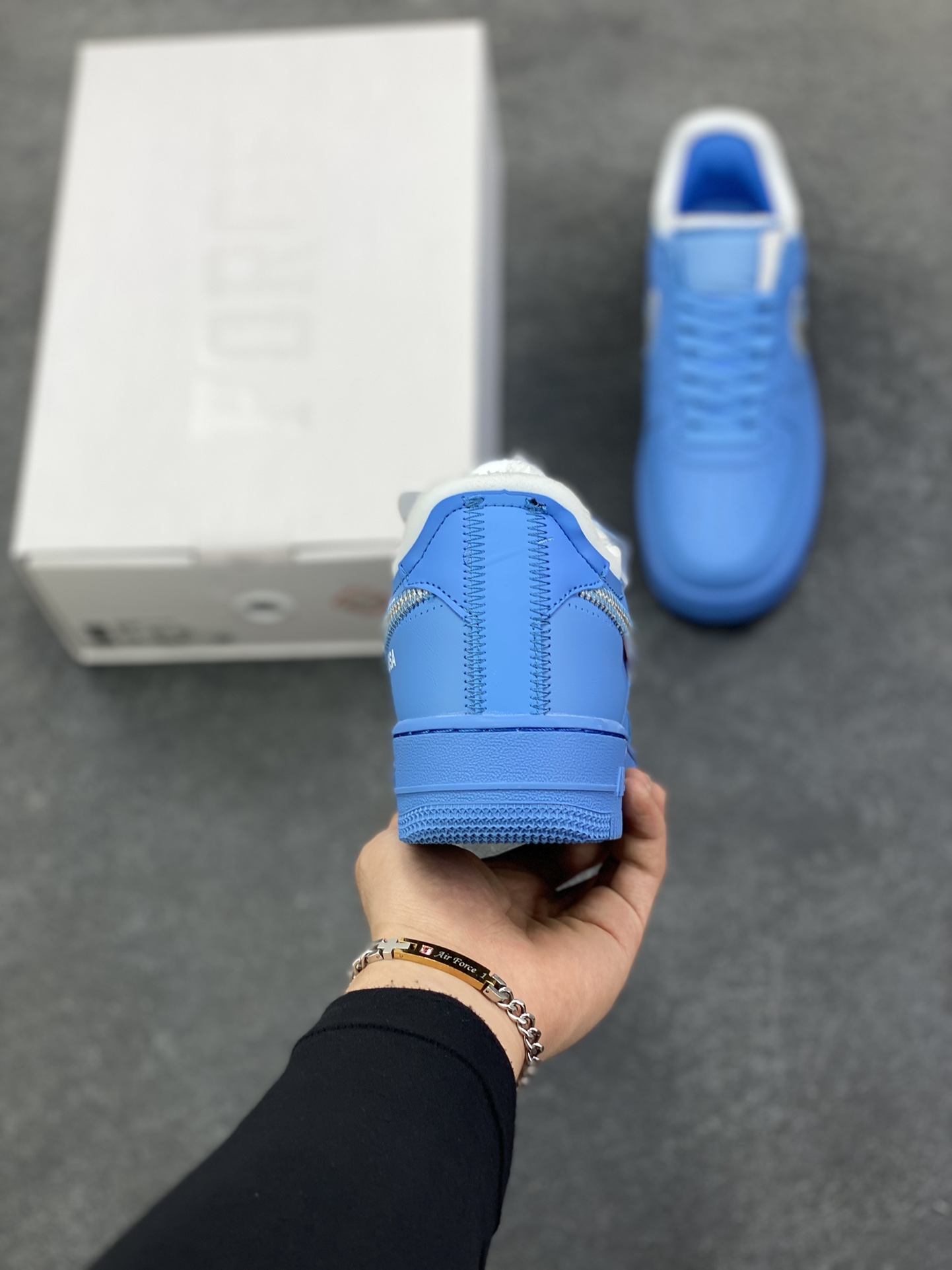 图片[4]-OW x NK AF1 MCA 蓝色艺术馆 联名空军一号低帮运动板鞋 该款以蓝色为主体色调 ，搭配银色 Swoosh Logo 点缀白色标语，呈现出联名系列招牌的解构设计 Swoosh 侧面的红色缝标在蓝色鞋身上十分显眼，与红色的调包扣相呼应。Virgil 在鞋中底上，分别以马克笔写有 “For Serena only”、“Virgil 2019” 等字样，同此前送给詹姆斯等人的亲友限定一样 货号：CI1173-400 尺码：40 40.5 41 42 42.5 43 44 44.5 45-选品中心