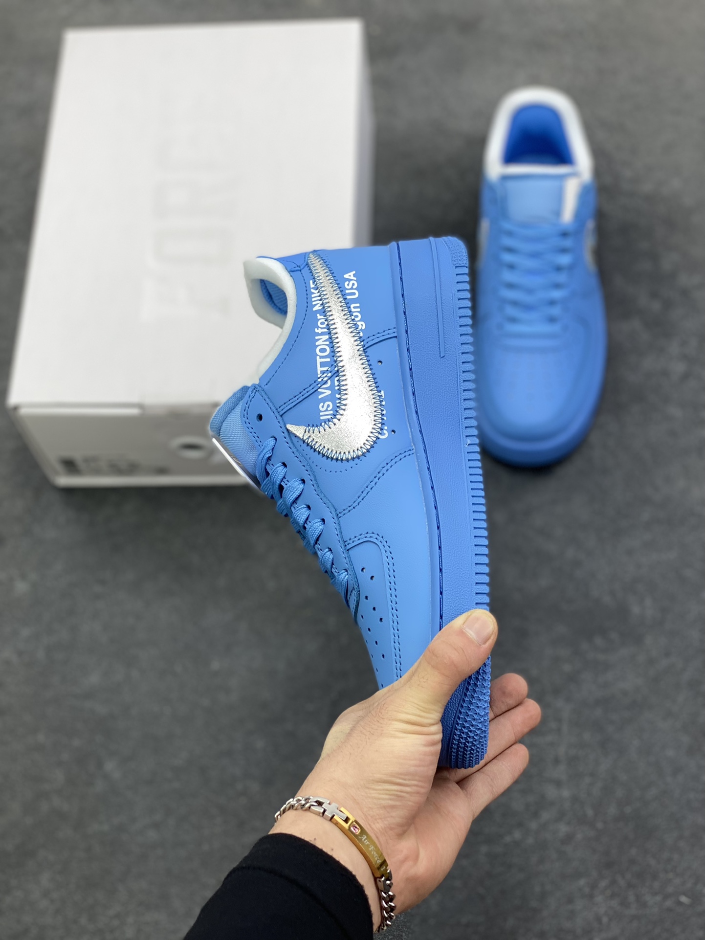 图片[3]-OW x NK AF1 MCA 蓝色艺术馆 联名空军一号低帮运动板鞋 该款以蓝色为主体色调 ，搭配银色 Swoosh Logo 点缀白色标语，呈现出联名系列招牌的解构设计 Swoosh 侧面的红色缝标在蓝色鞋身上十分显眼，与红色的调包扣相呼应。Virgil 在鞋中底上，分别以马克笔写有 “For Serena only”、“Virgil 2019” 等字样，同此前送给詹姆斯等人的亲友限定一样 货号：CI1173-400 尺码：40 40.5 41 42 42.5 43 44 44.5 45-选品中心