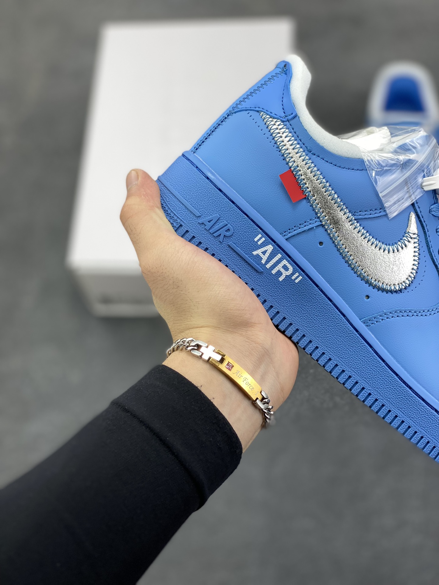 图片[6]-OW x NK AF1 MCA 蓝色艺术馆 联名空军一号低帮运动板鞋 该款以蓝色为主体色调 ，搭配银色 Swoosh Logo 点缀白色标语，呈现出联名系列招牌的解构设计 Swoosh 侧面的红色缝标在蓝色鞋身上十分显眼，与红色的调包扣相呼应。Virgil 在鞋中底上，分别以马克笔写有 “For Serena only”、“Virgil 2019” 等字样，同此前送给詹姆斯等人的亲友限定一样 货号：CI1173-400 尺码：40 40.5 41 42 42.5 43 44 44.5 45-选品中心