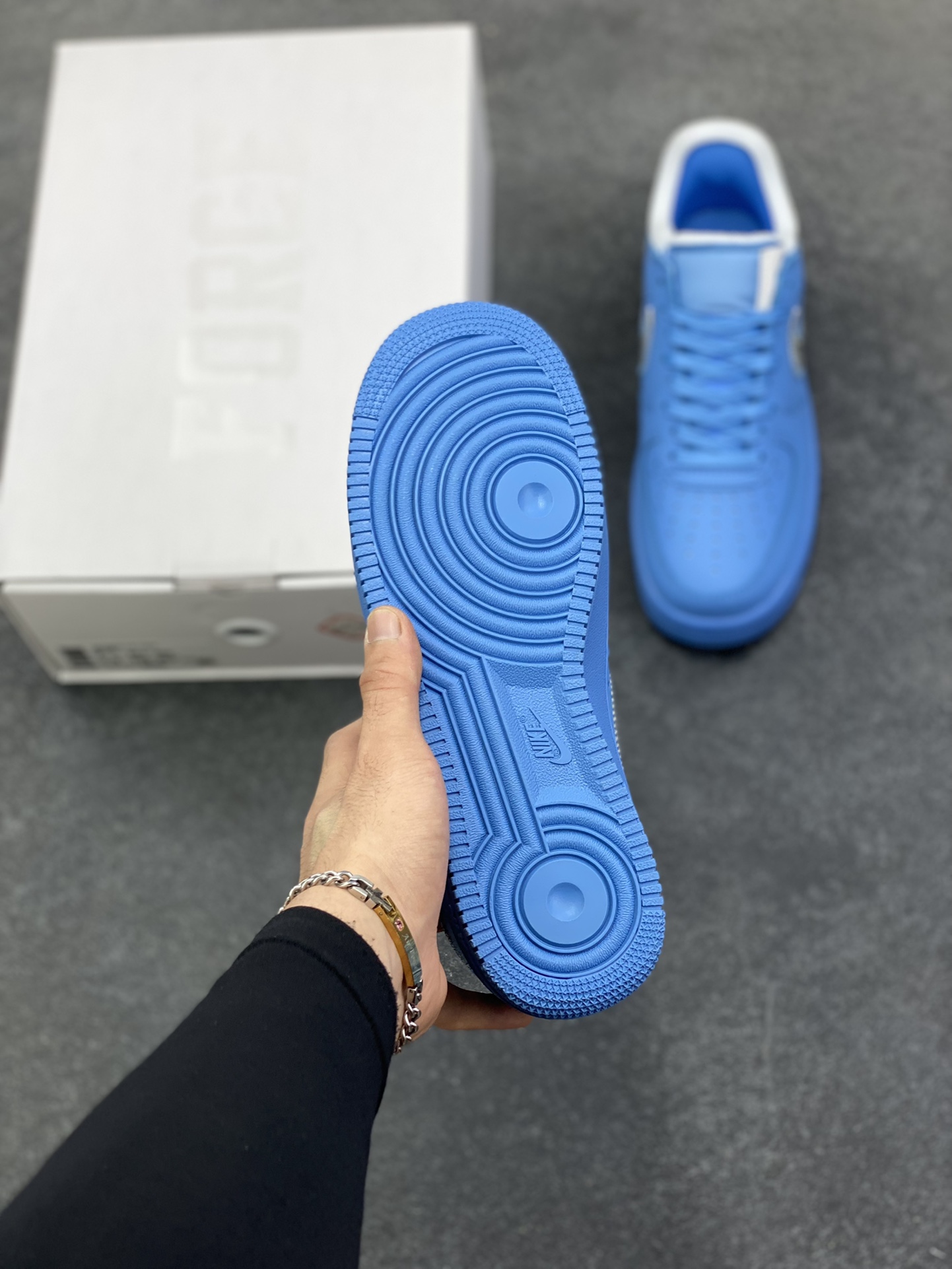 图片[5]-OW x NK AF1 MCA 蓝色艺术馆 联名空军一号低帮运动板鞋 该款以蓝色为主体色调 ，搭配银色 Swoosh Logo 点缀白色标语，呈现出联名系列招牌的解构设计 Swoosh 侧面的红色缝标在蓝色鞋身上十分显眼，与红色的调包扣相呼应。Virgil 在鞋中底上，分别以马克笔写有 “For Serena only”、“Virgil 2019” 等字样，同此前送给詹姆斯等人的亲友限定一样 货号：CI1173-400 尺码：40 40.5 41 42 42.5 43 44 44.5 45-选品中心