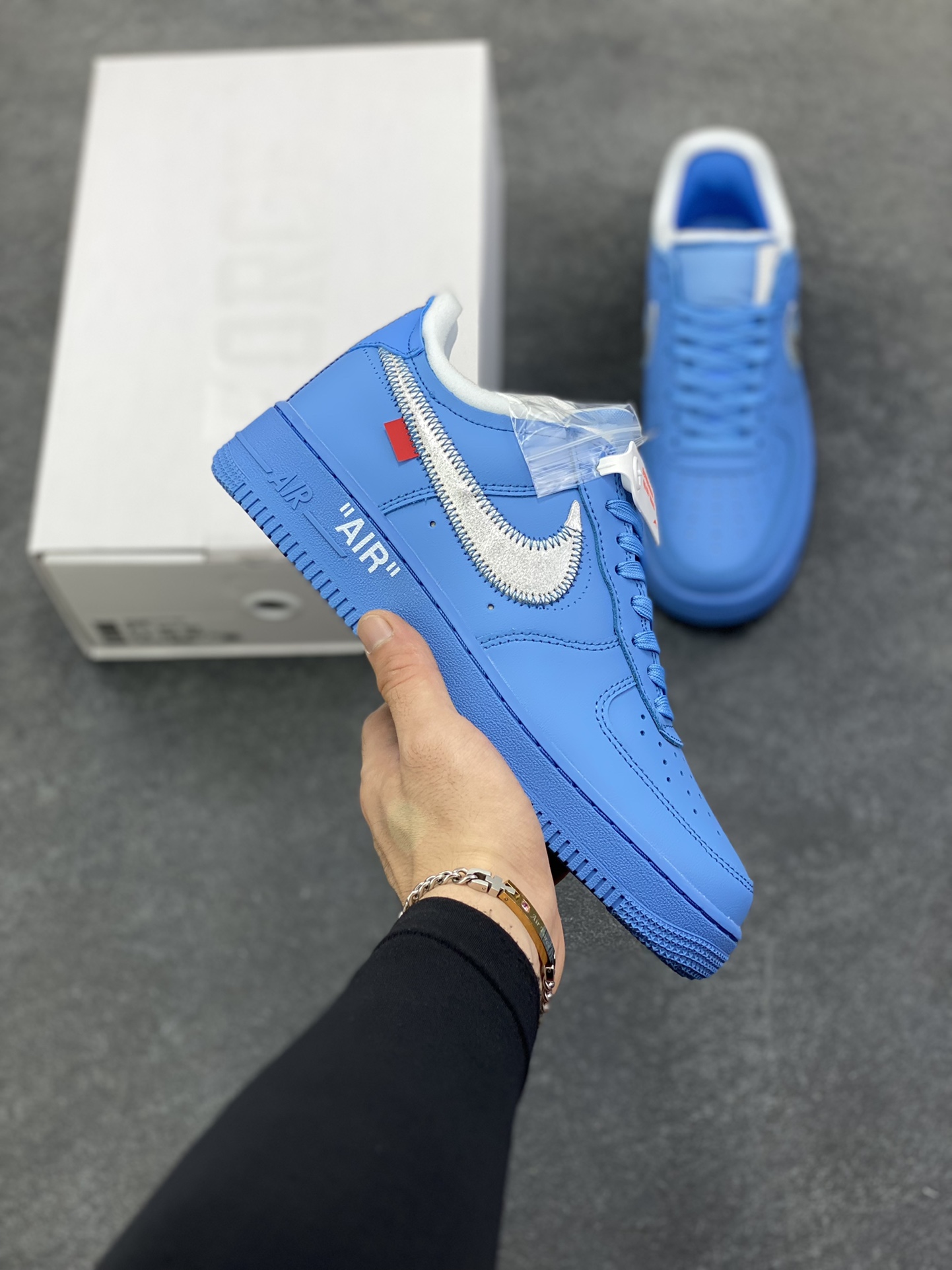 OW x NK AF1 MCA 蓝色艺术馆 联名空军一号低帮运动板鞋 该款以蓝色为主体色调 ，搭配银色 Swoosh Logo 点缀白色标语，呈现出联名系列招牌的解构设计 Swoosh 侧面的红色缝标在蓝色鞋身上十分显眼，与红色的调包扣相呼应。Virgil 在鞋中底上，分别以马克笔写有 “For Serena only”、“Virgil 2019” 等字样，同此前送给詹姆斯等人的亲友限定一样 货号：CI1173-400 尺码：40 40.5 41 42 42.5 43 44 44.5 45-选品中心