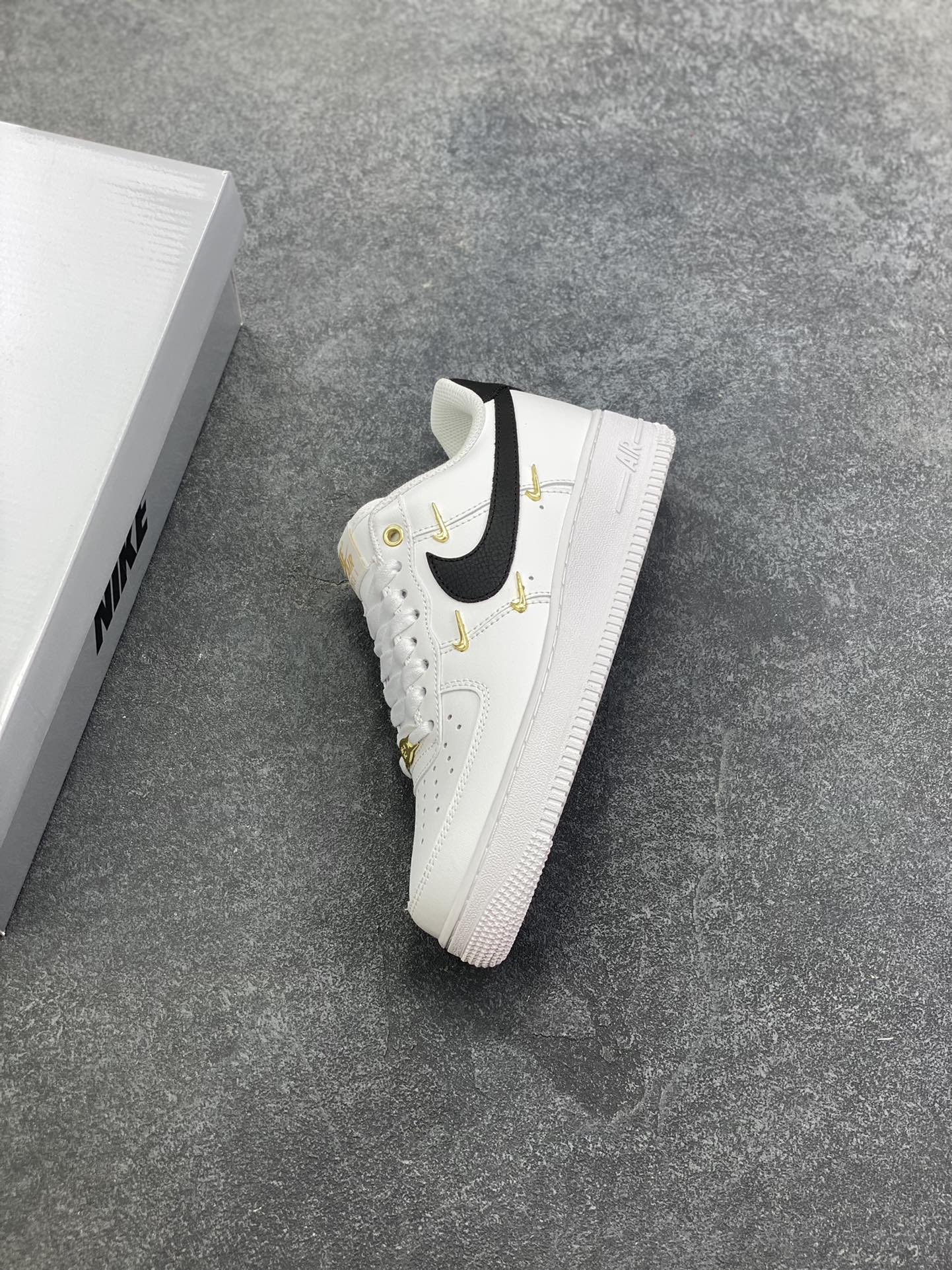 图片[7]-Nike Air Force 1 Low’07 四勾黑白 空军一号低帮休闲板鞋 定制皮料 定制鞋盒 原楦原纸板 纯正空军版型 内置全掌气垫 货号：ZH0316-113 尺码：36 36.5 37.5 38 38.5 39 40 40.5 41 42 42.5 43 44 44.5 45-选品中心