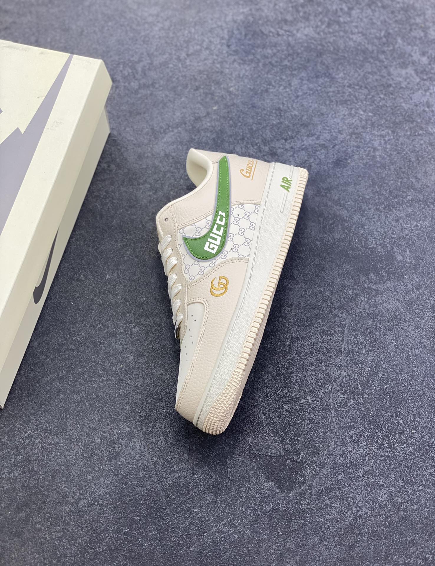 图片[7]-NIke Air Force 1 \’07 Low GUCCI 联名–白棕绿空军一号低帮 运动鞋 休闲鞋 折边针车 高级夜光效果 工艺难度大 原楦头原纸板 高端定制鞋盒 原厂鞋底 超高清洁度 细节完美 货号：YF9511-804 尺码：36 36.5 37.5 38 38.5 39 40 40.5 41 42 42.5 43 44 44.5 45-选品中心