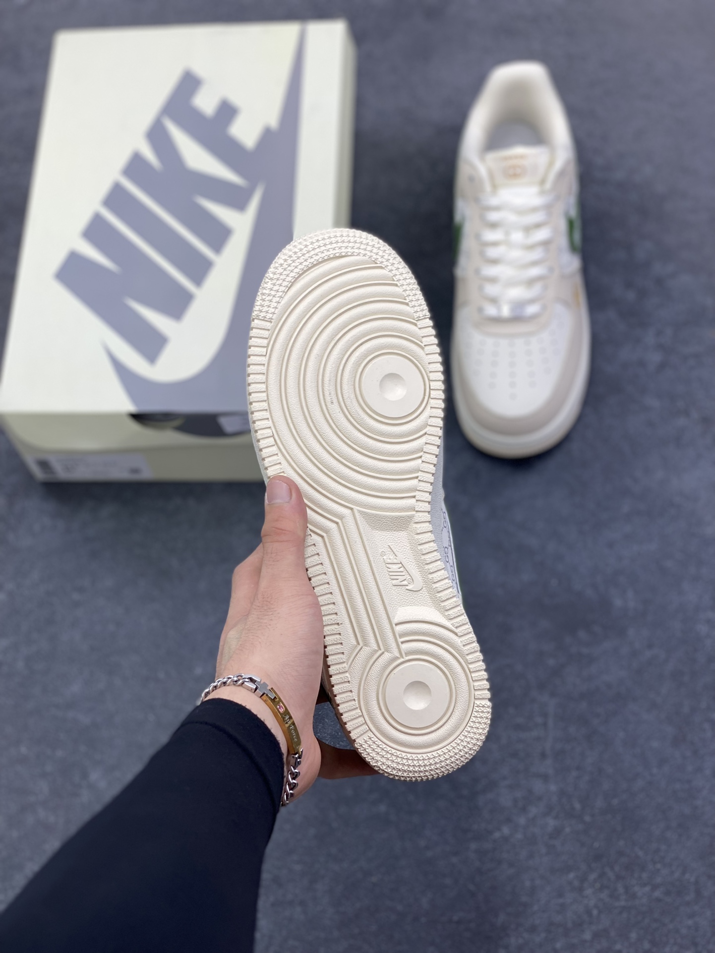 图片[5]-NIke Air Force 1 \’07 Low GUCCI 联名–白棕绿空军一号低帮 运动鞋 休闲鞋 折边针车 高级夜光效果 工艺难度大 原楦头原纸板 高端定制鞋盒 原厂鞋底 超高清洁度 细节完美 货号：YF9511-804 尺码：36 36.5 37.5 38 38.5 39 40 40.5 41 42 42.5 43 44 44.5 45-选品中心